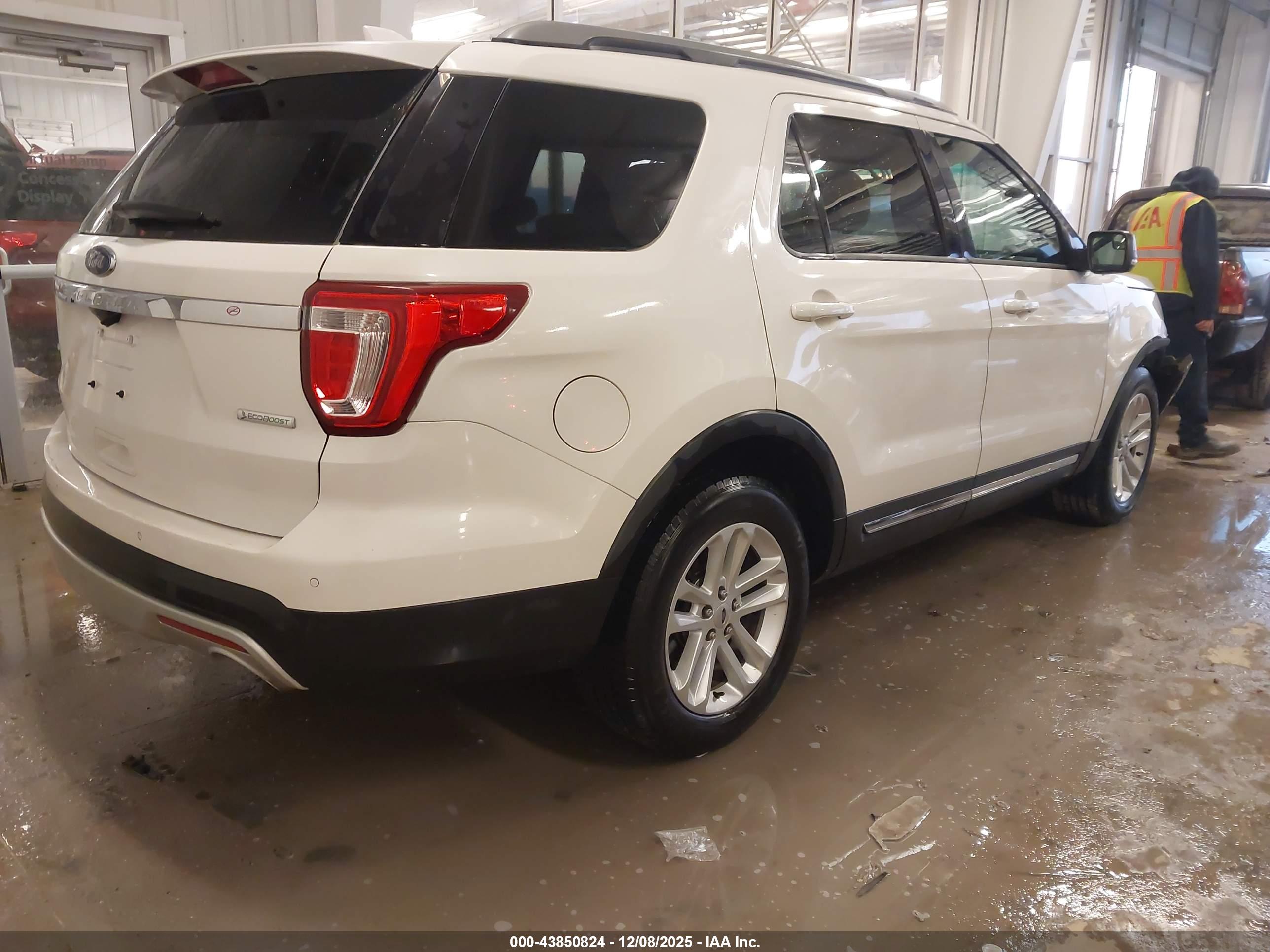 FORD EXPLORER image 4