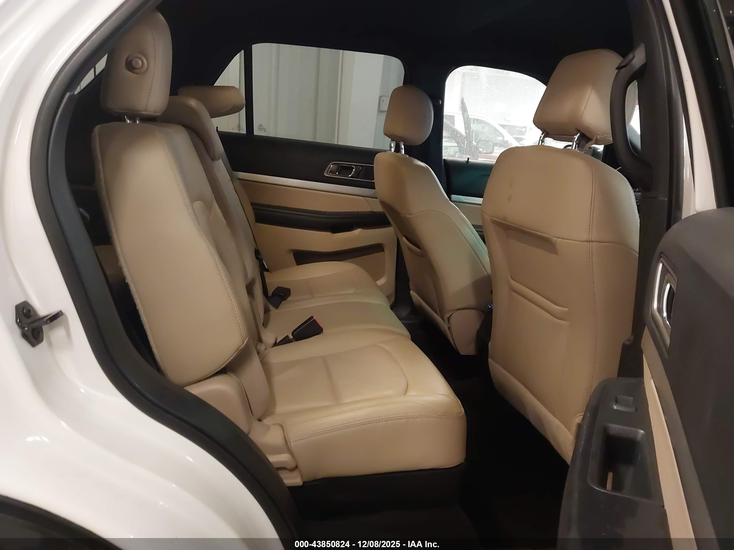 FORD EXPLORER image 8