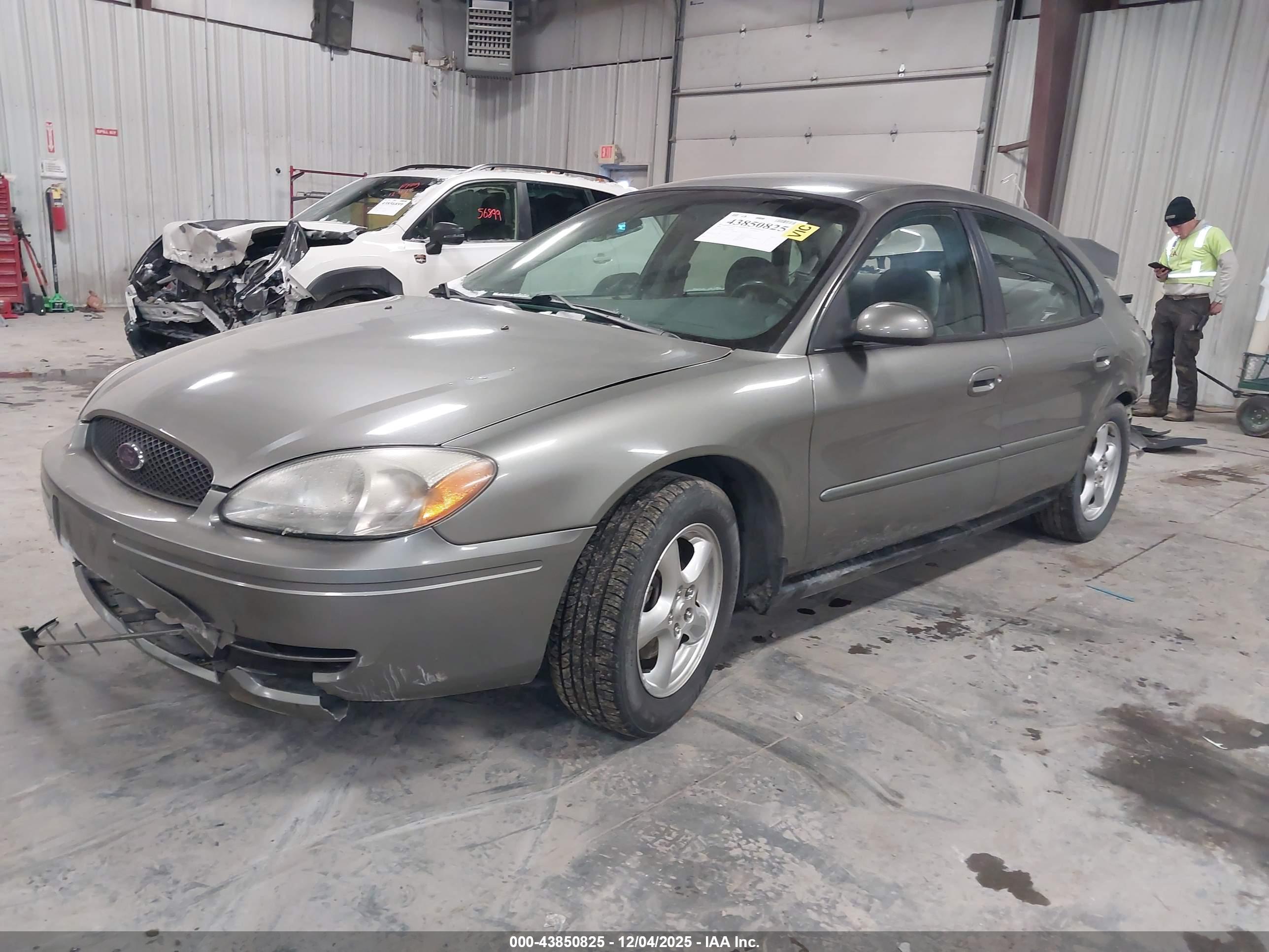 FORD TAURUS image 2