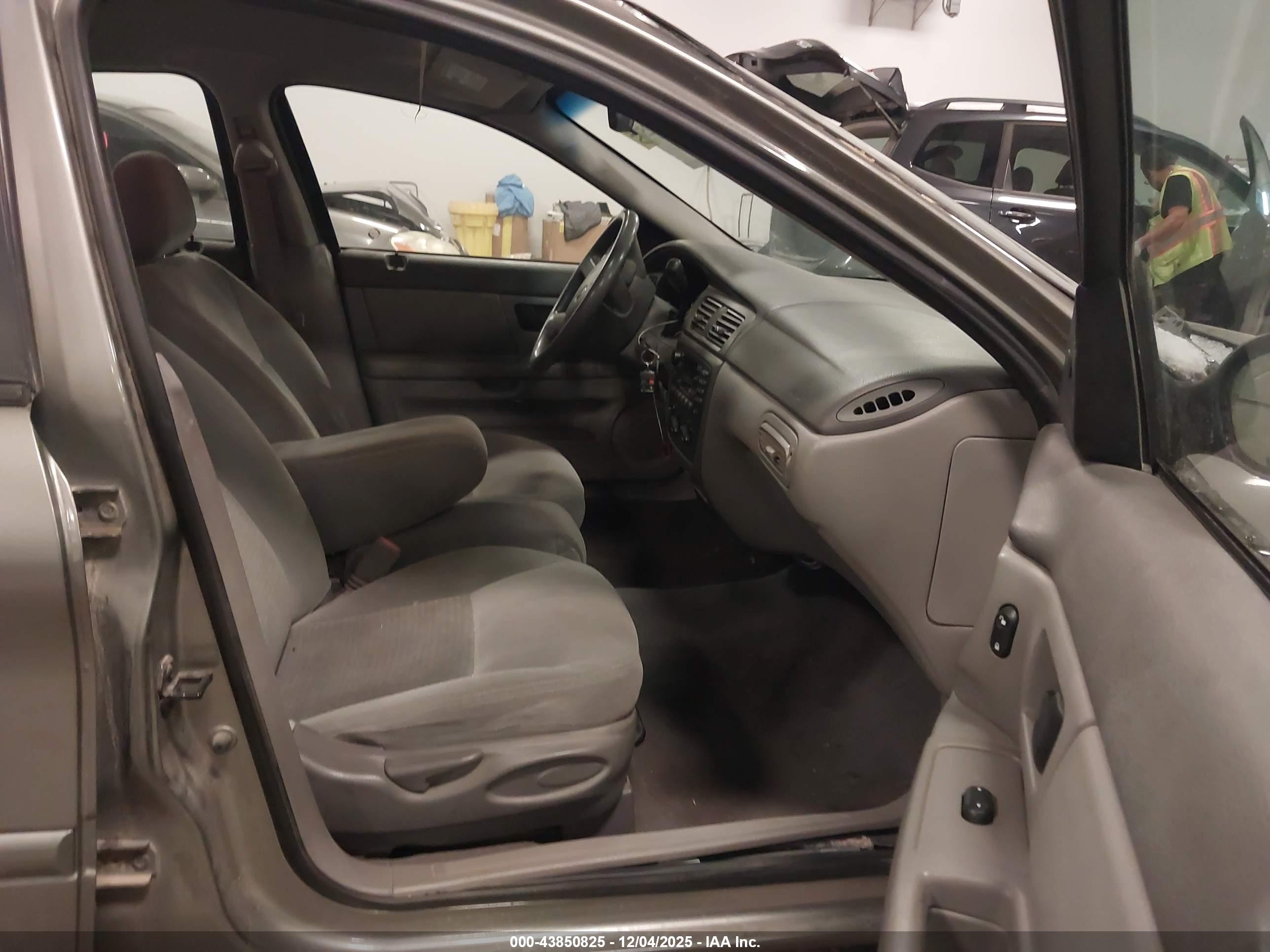 FORD TAURUS image 5