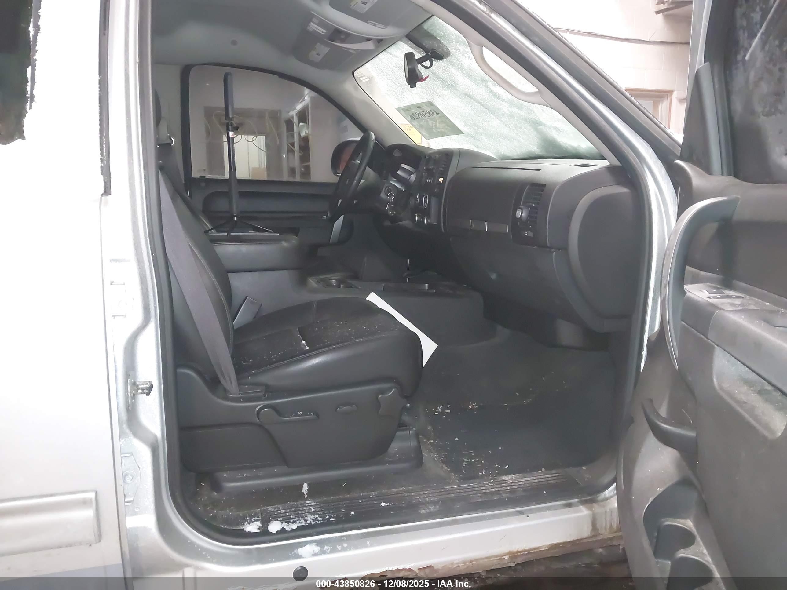 CHEVROLET SILVERADO image 5