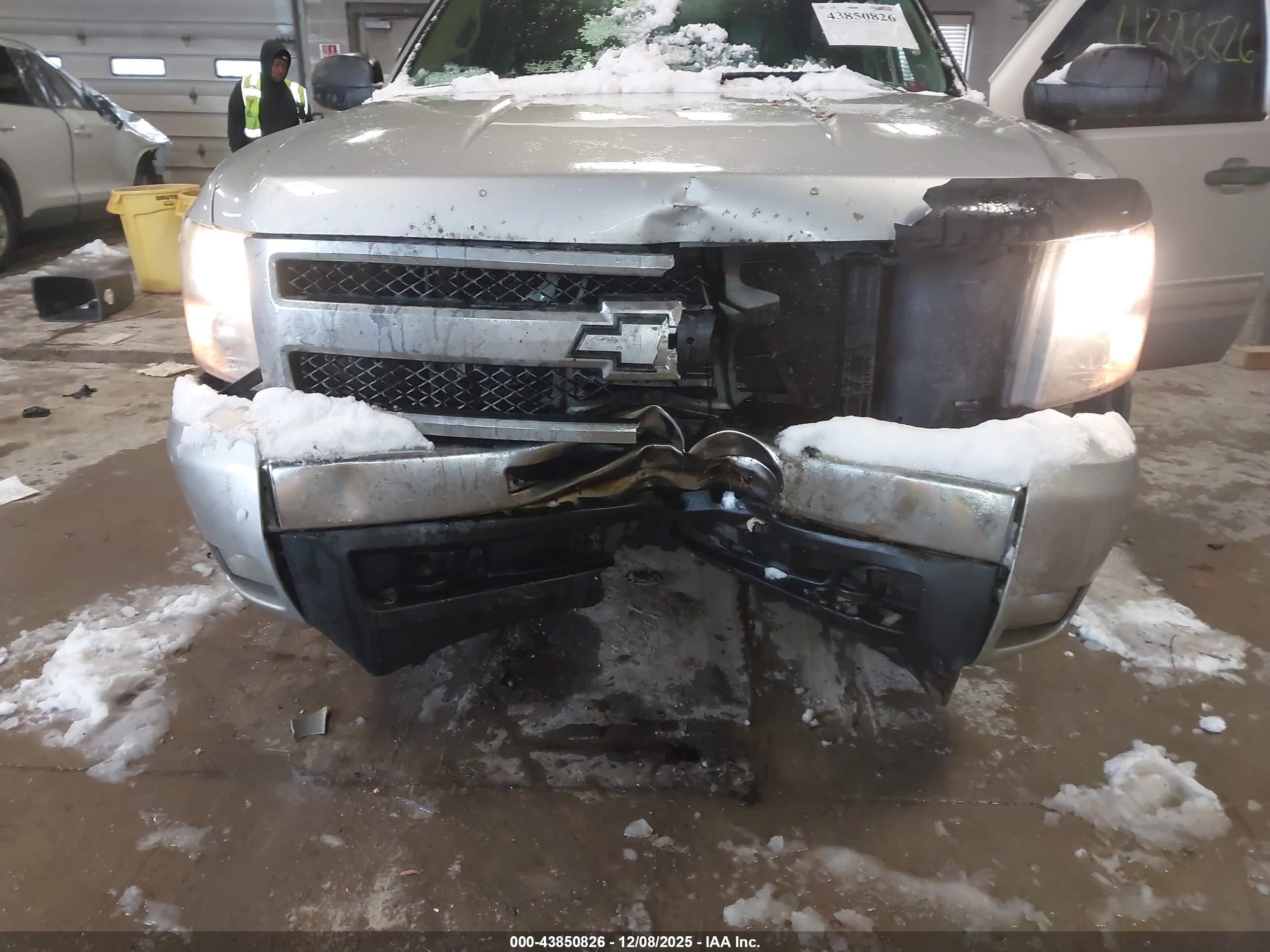 CHEVROLET SILVERADO image 6