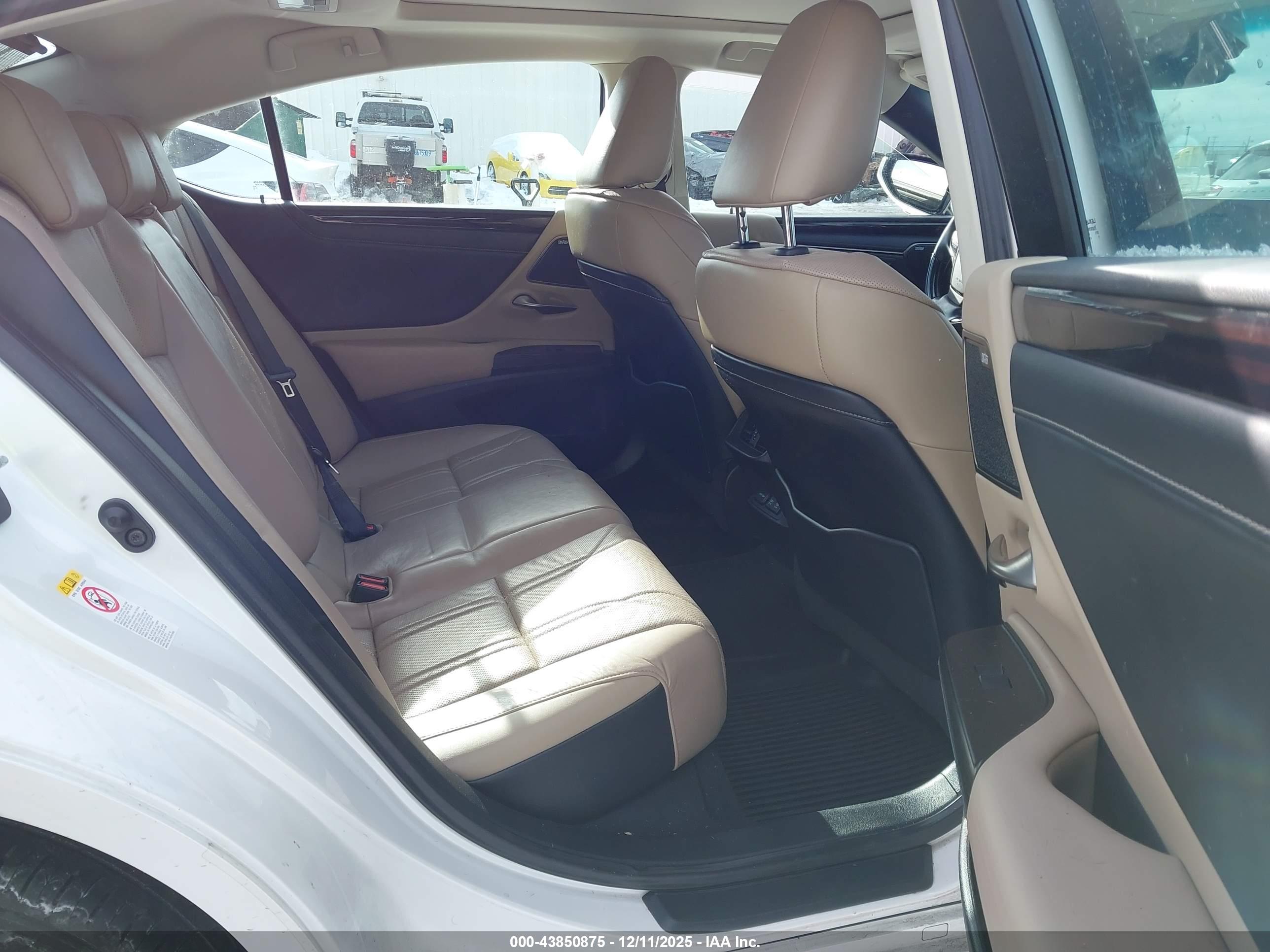 LEXUS ES image 8