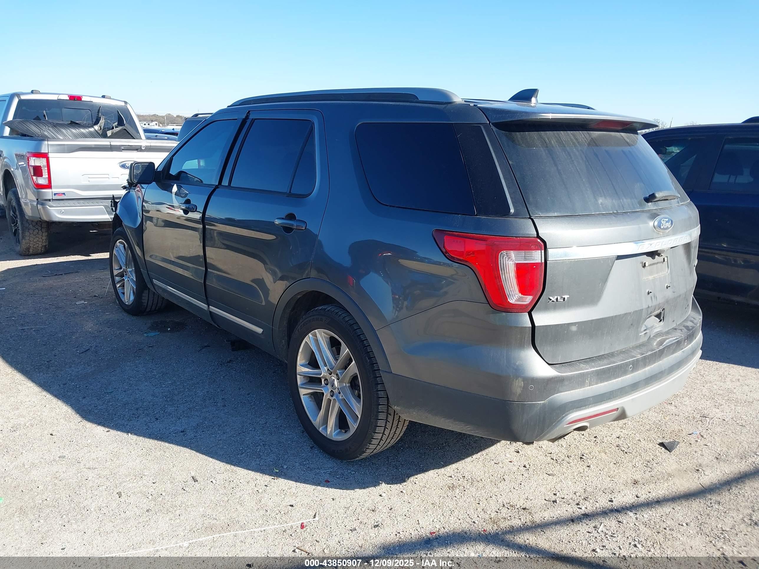 FORD EXPLORER image 3