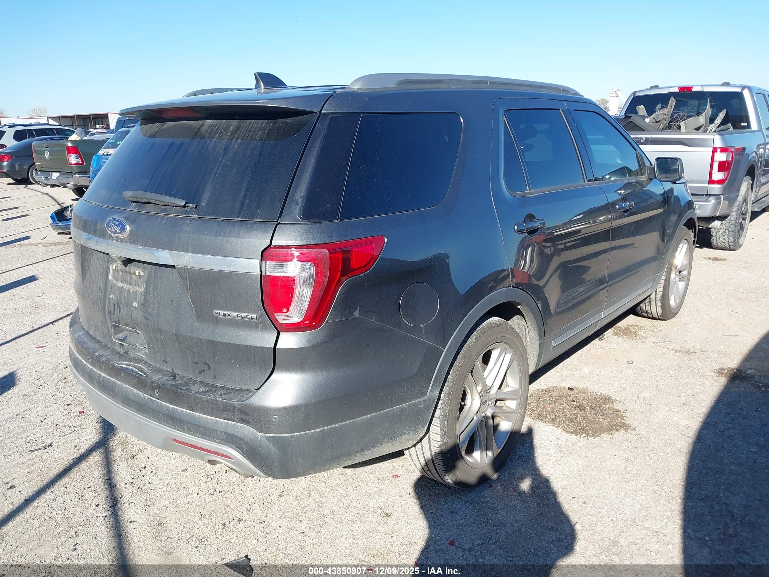 FORD EXPLORER image 4
