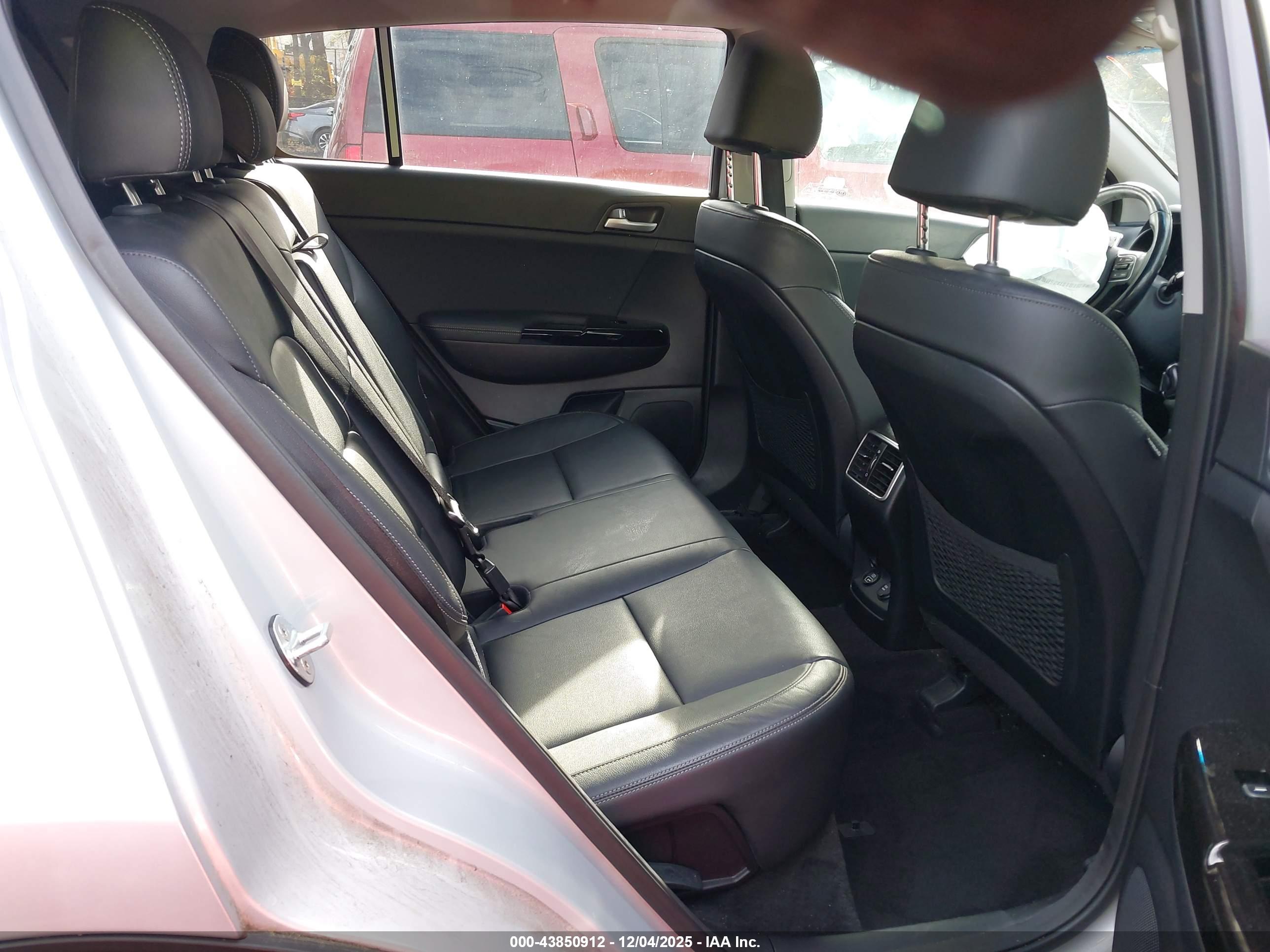 KIA SPORTAGE image 8