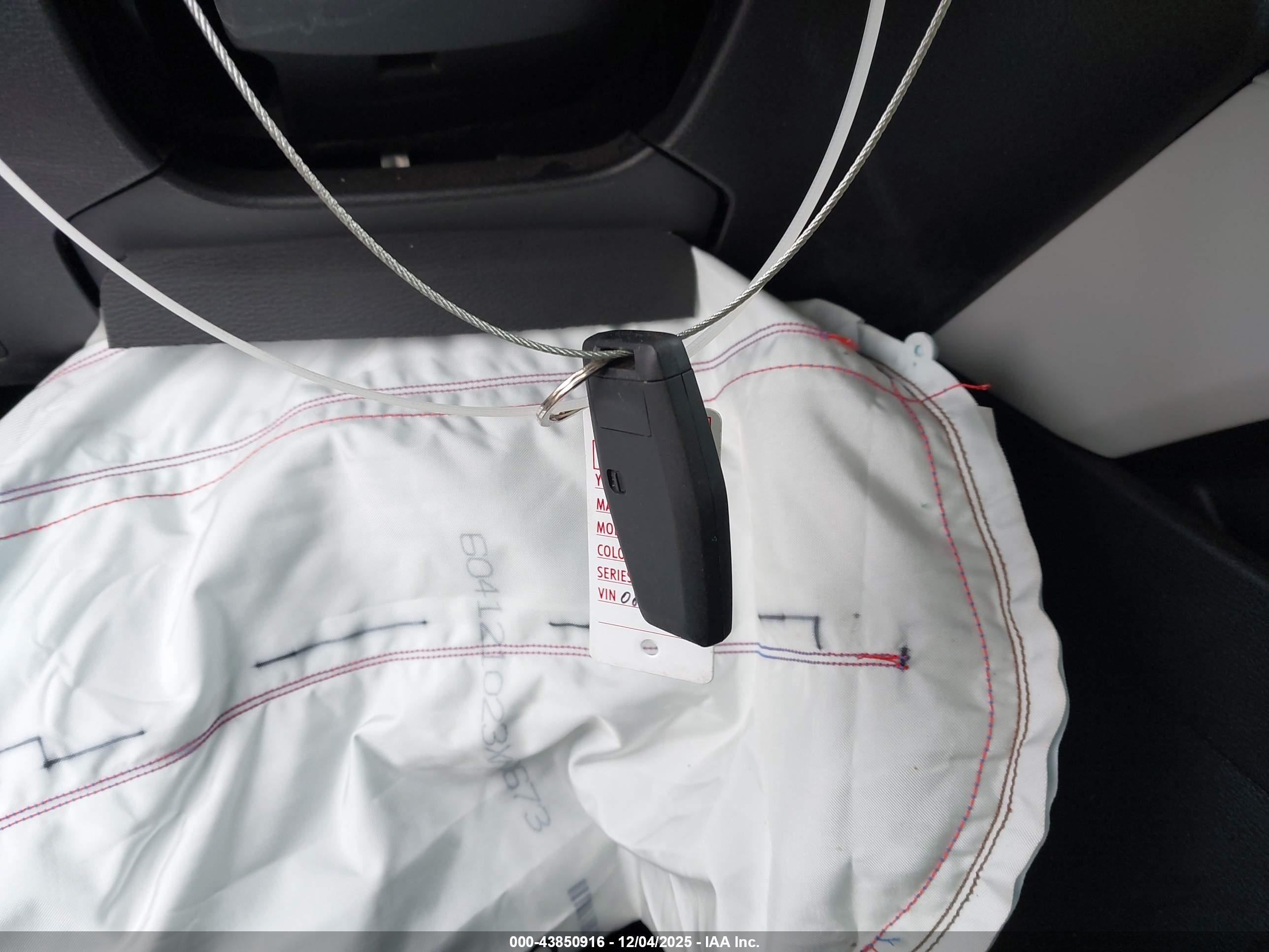 MITSUBISHI OUTLANDER image 11