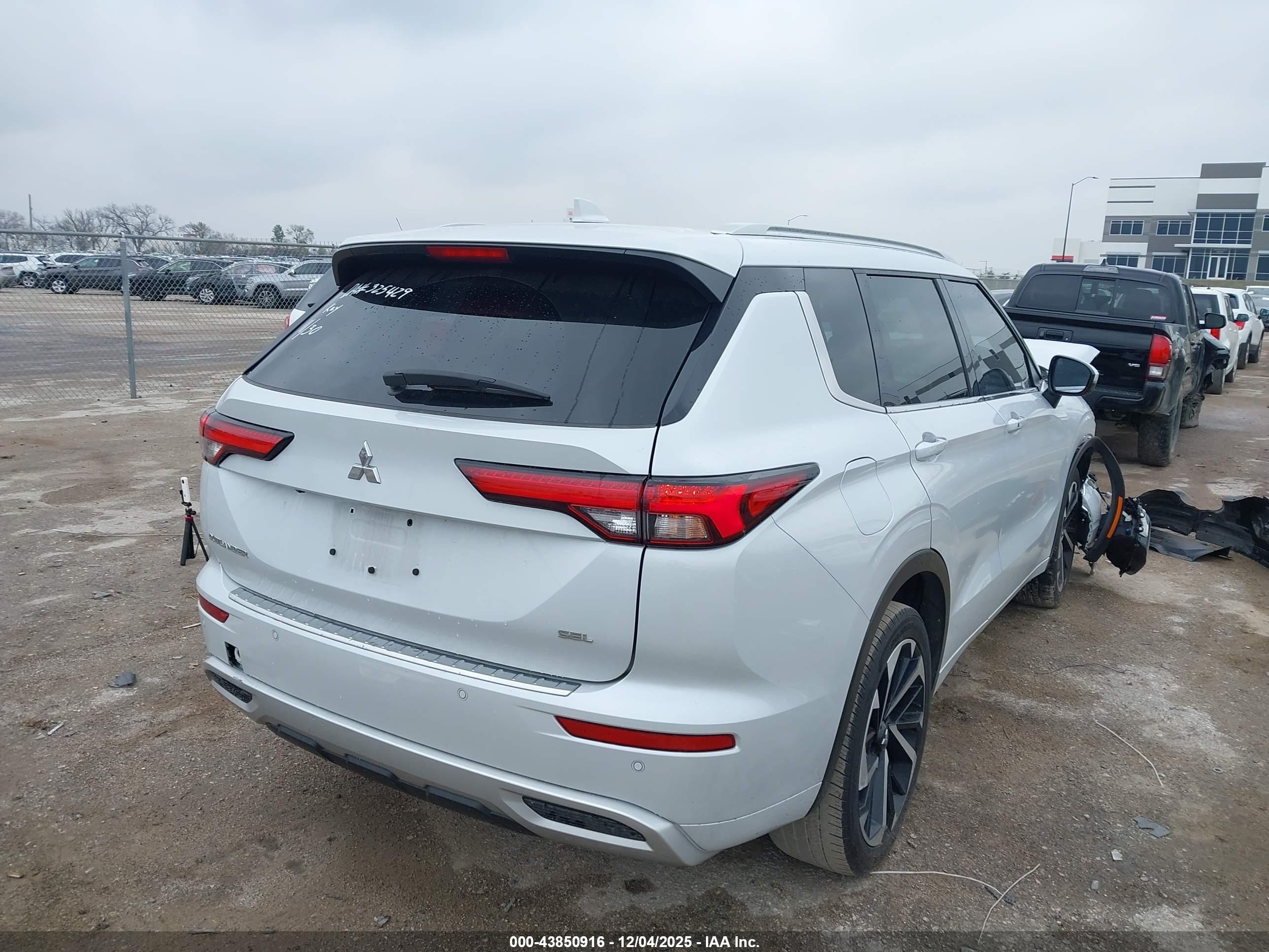 MITSUBISHI OUTLANDER image 4