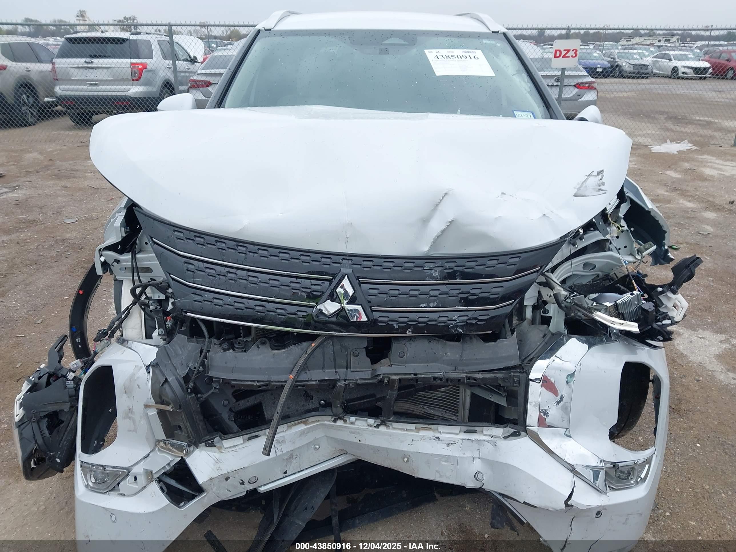 MITSUBISHI OUTLANDER image 6