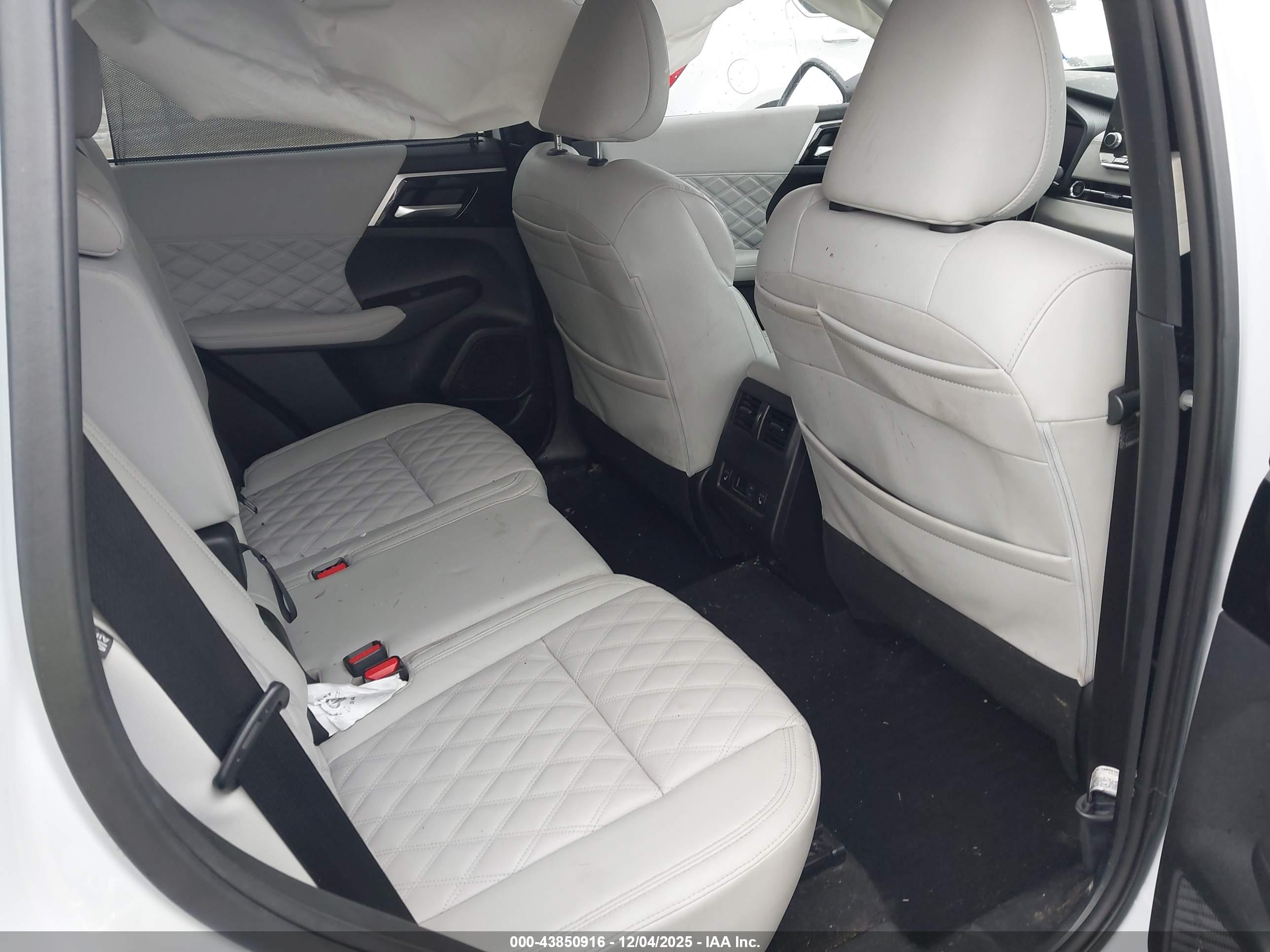 MITSUBISHI OUTLANDER image 8