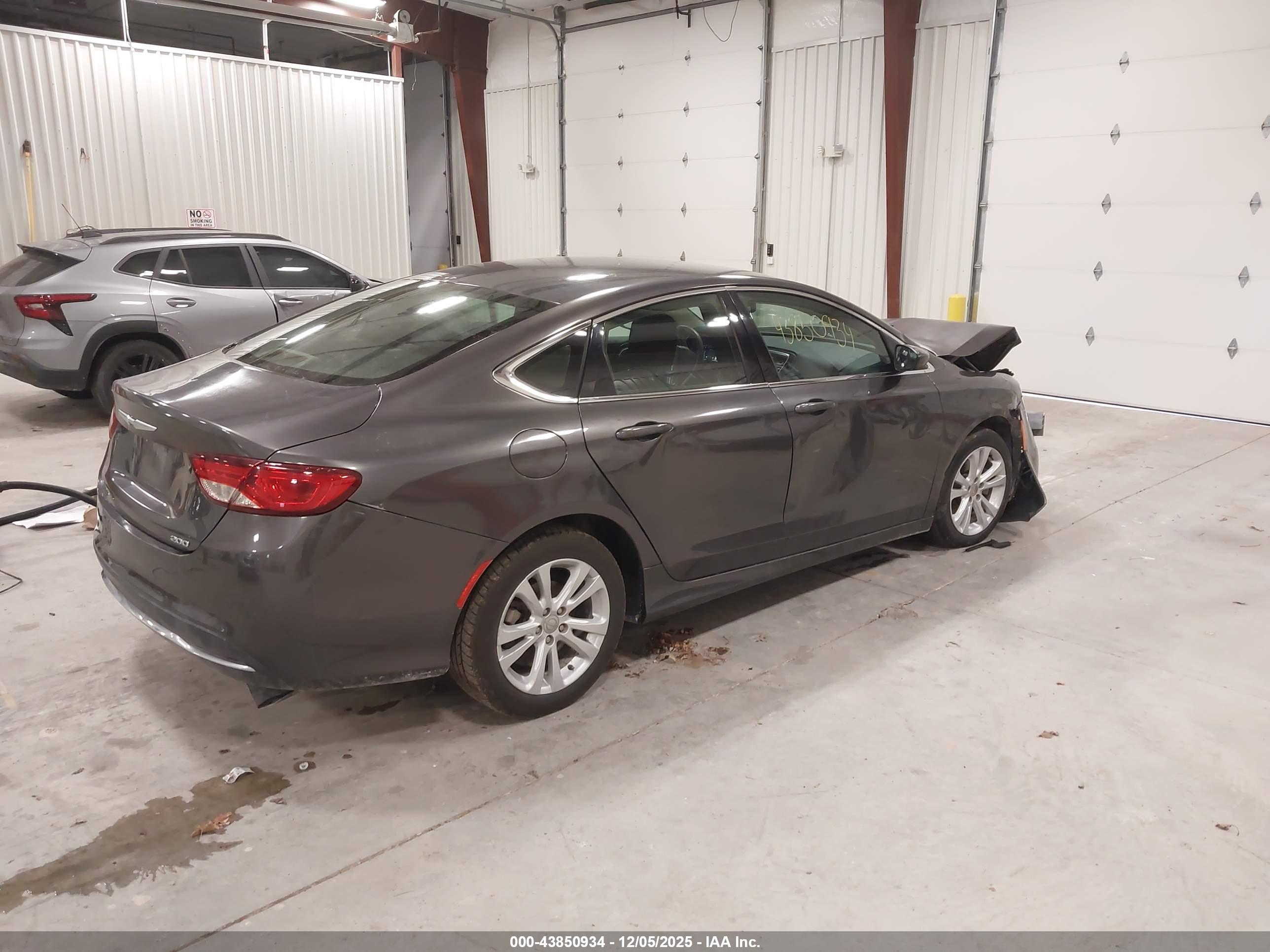 CHRYSLER 200 image 4