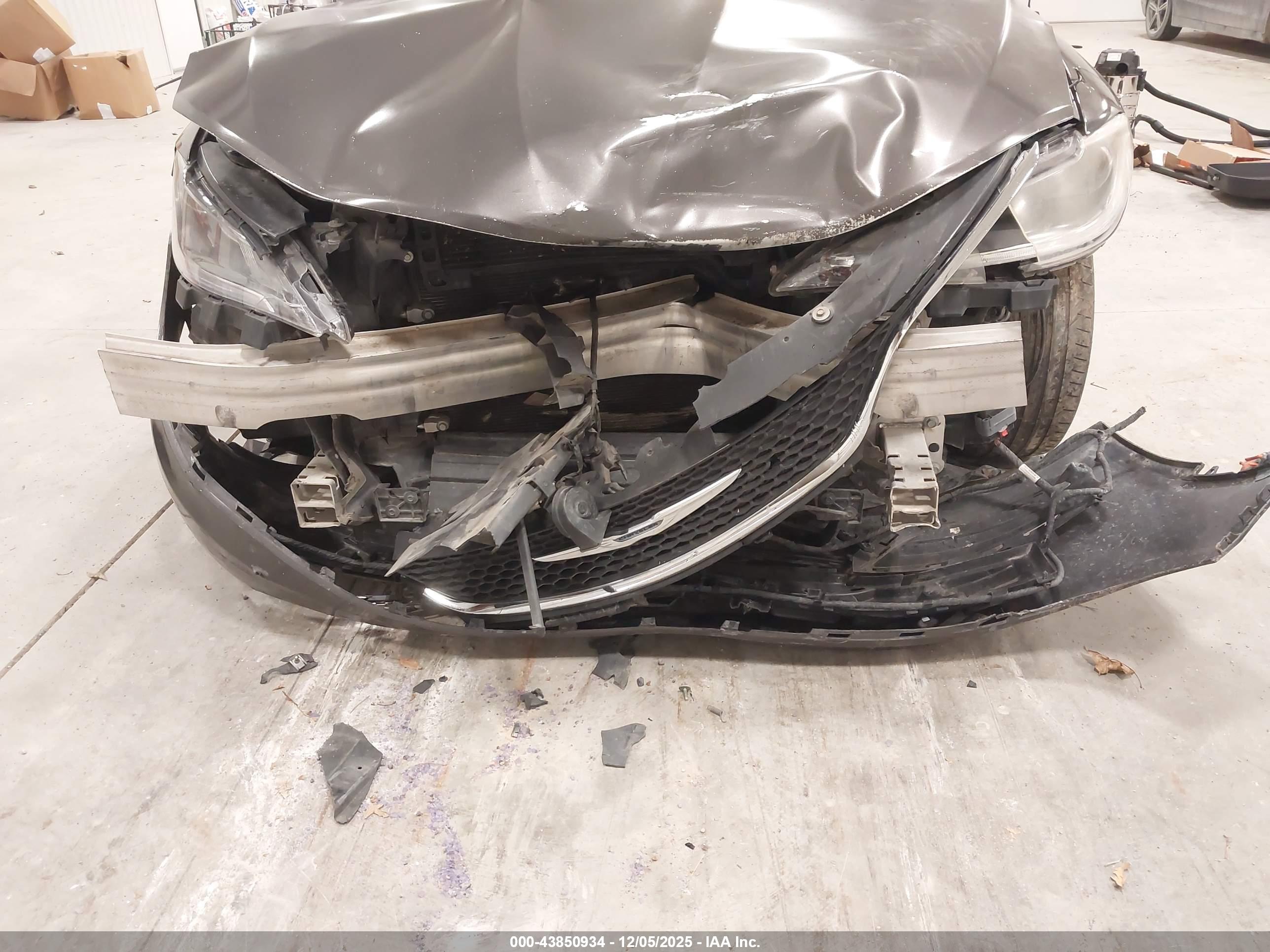 CHRYSLER 200 image 6