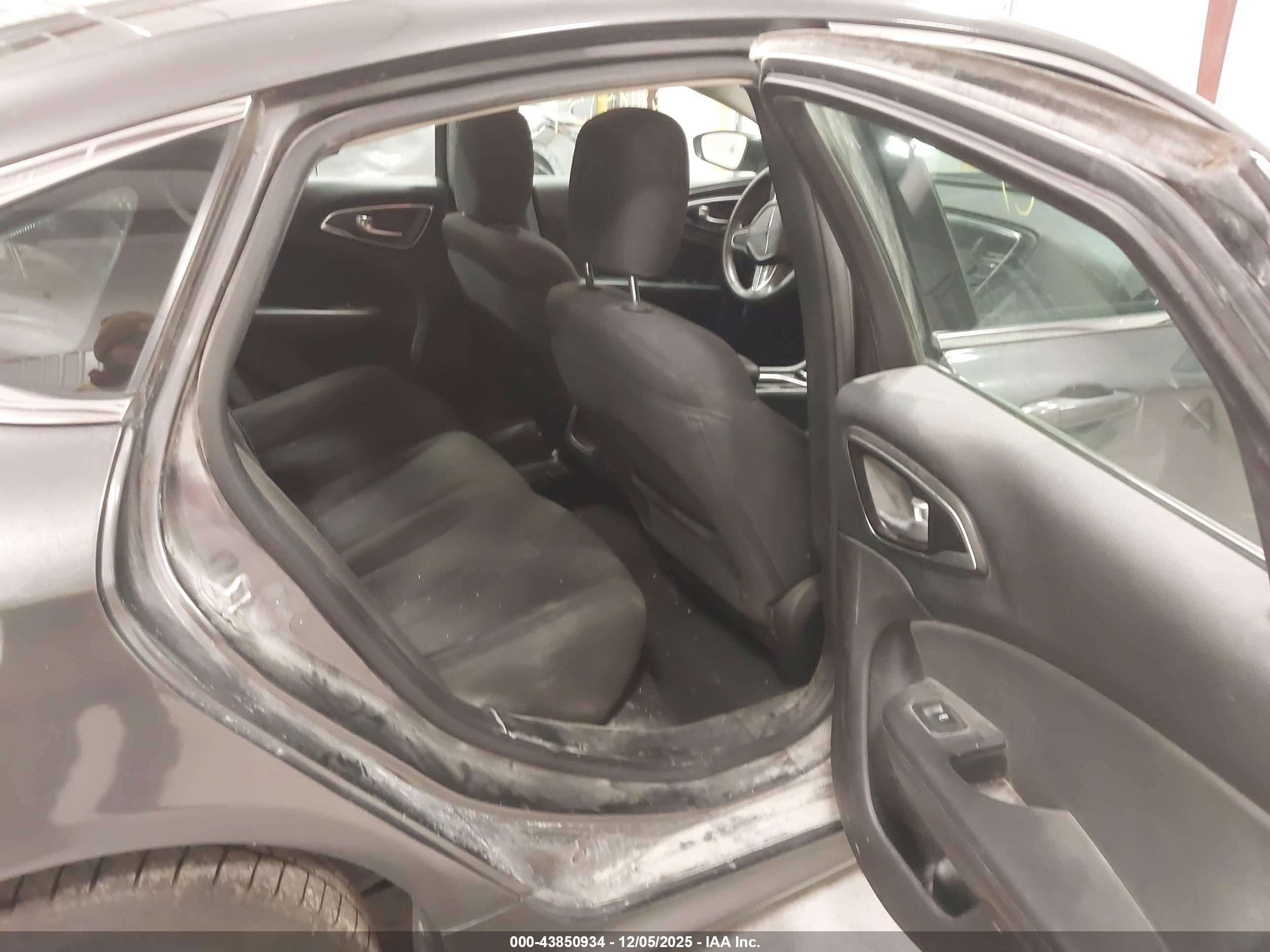 CHRYSLER 200 image 8