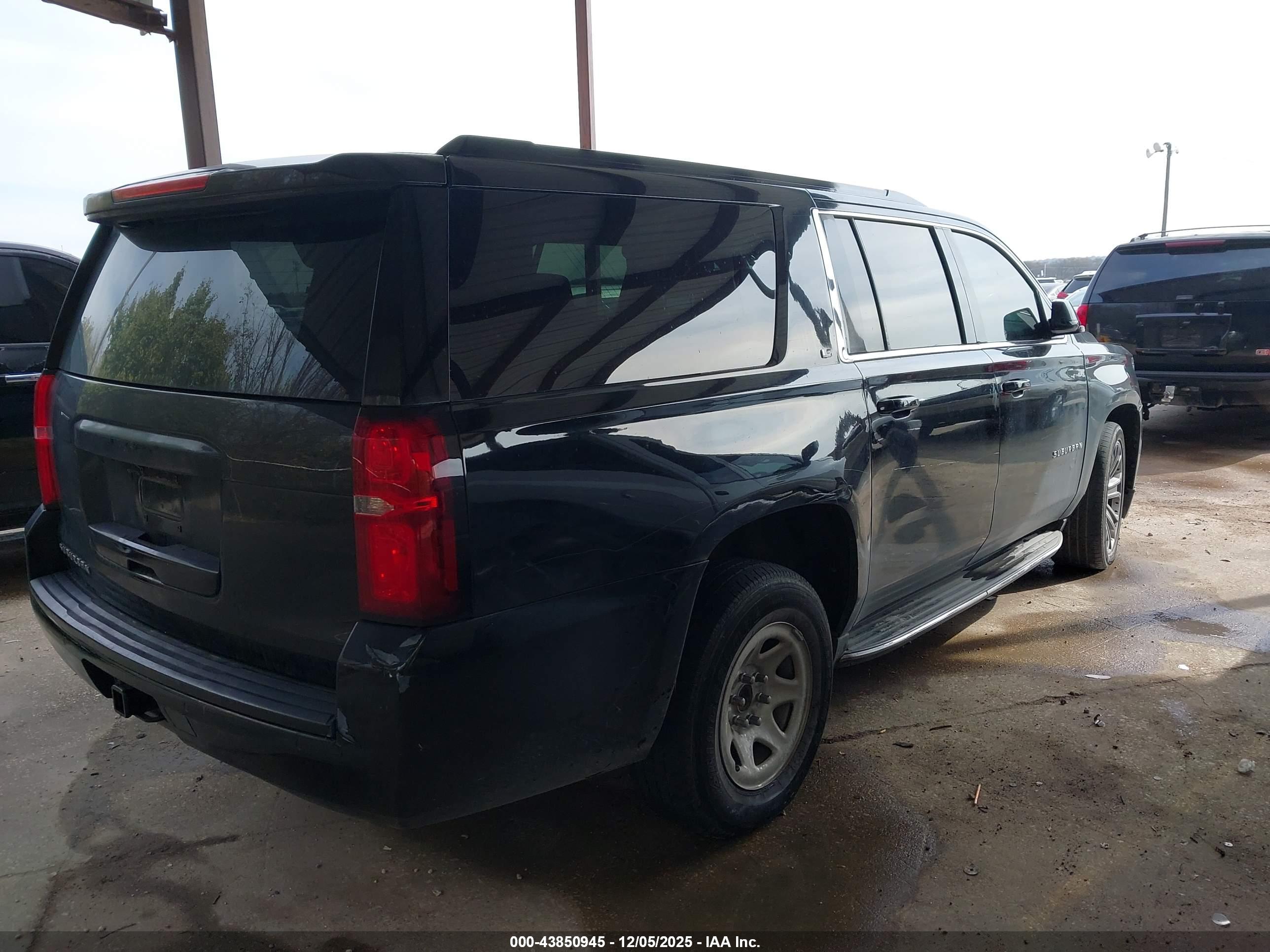 CHEVROLET SUBURBAN image 4