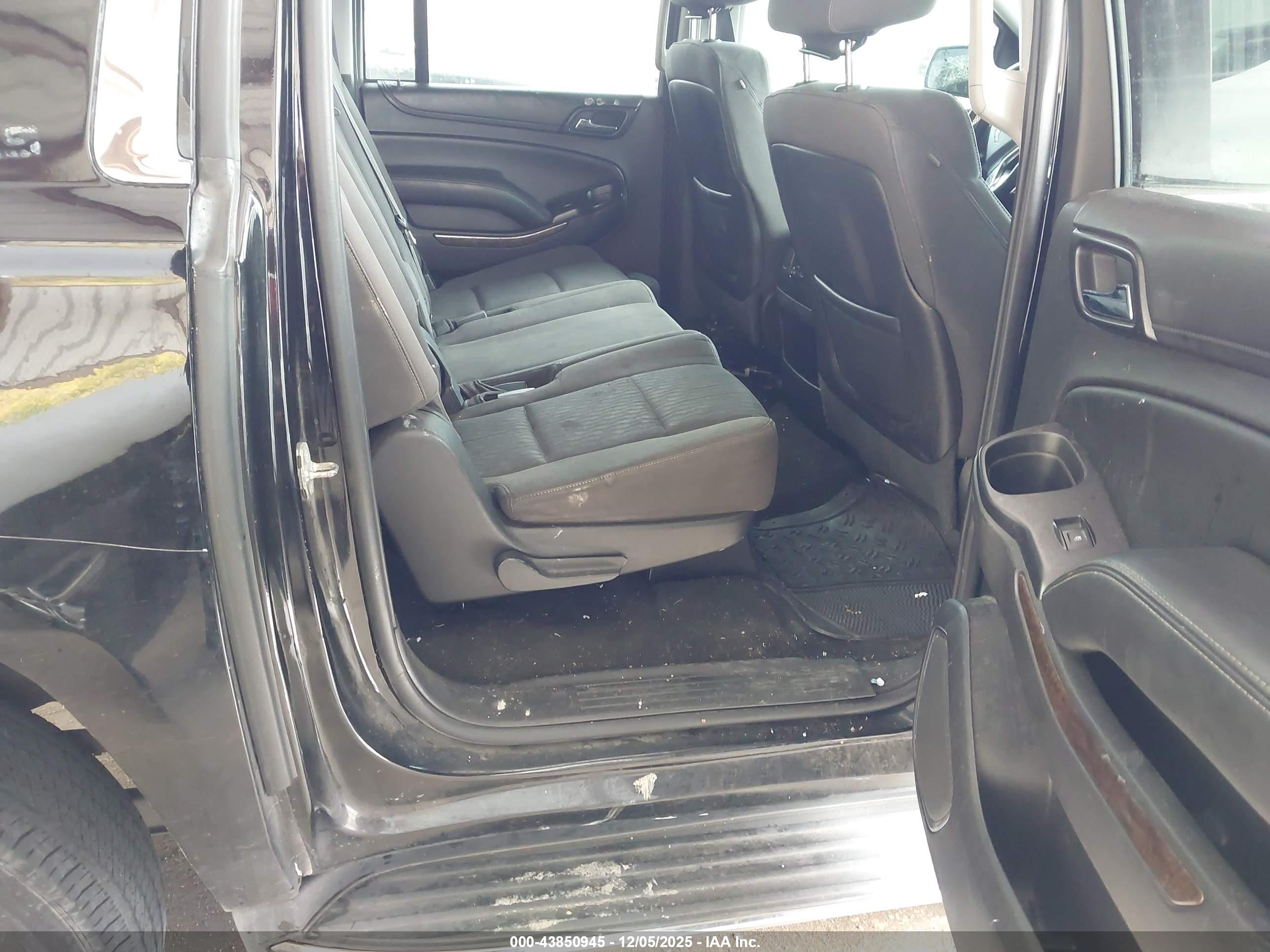 CHEVROLET SUBURBAN image 8
