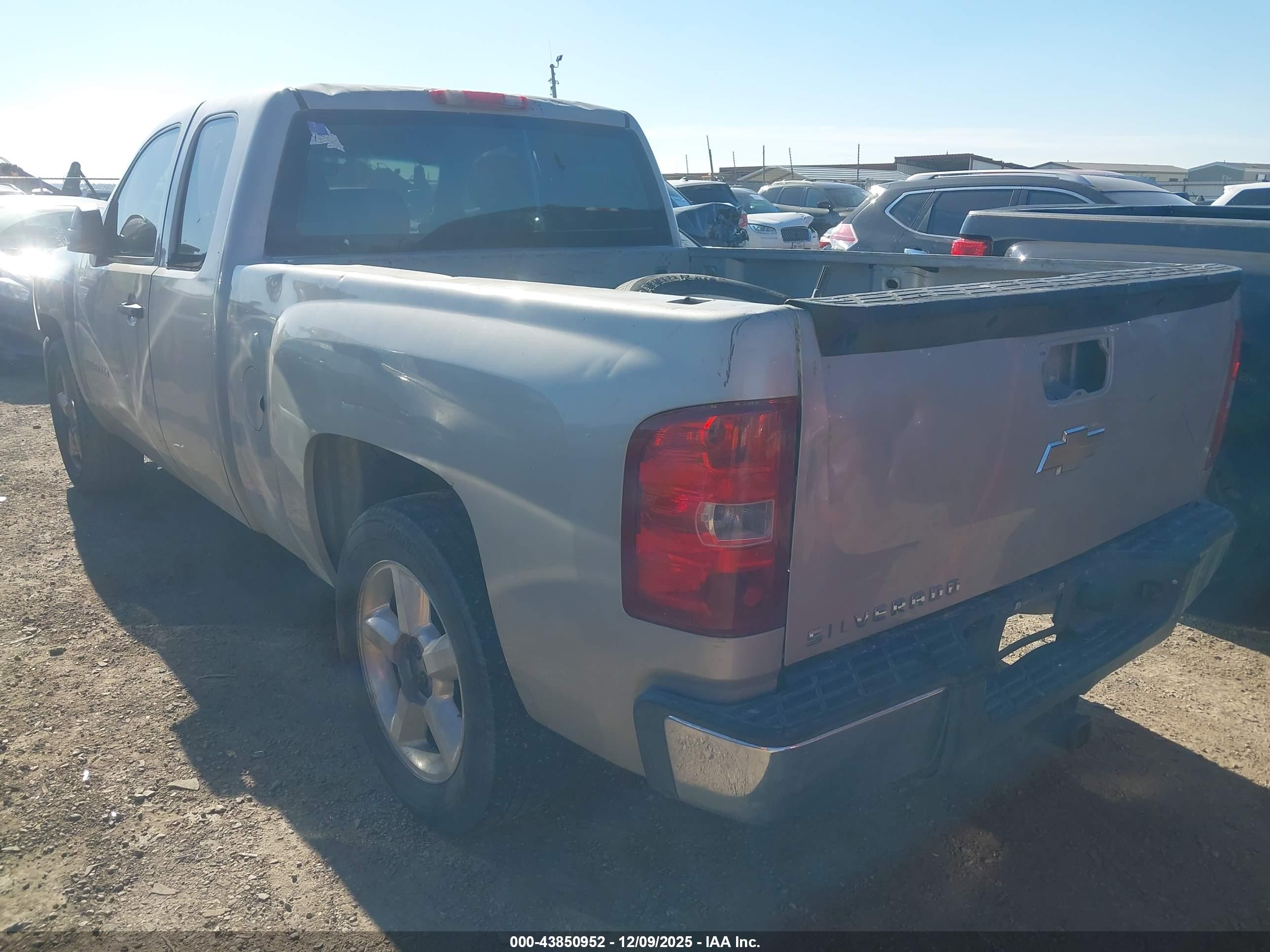CHEVROLET SILVERADO image 3