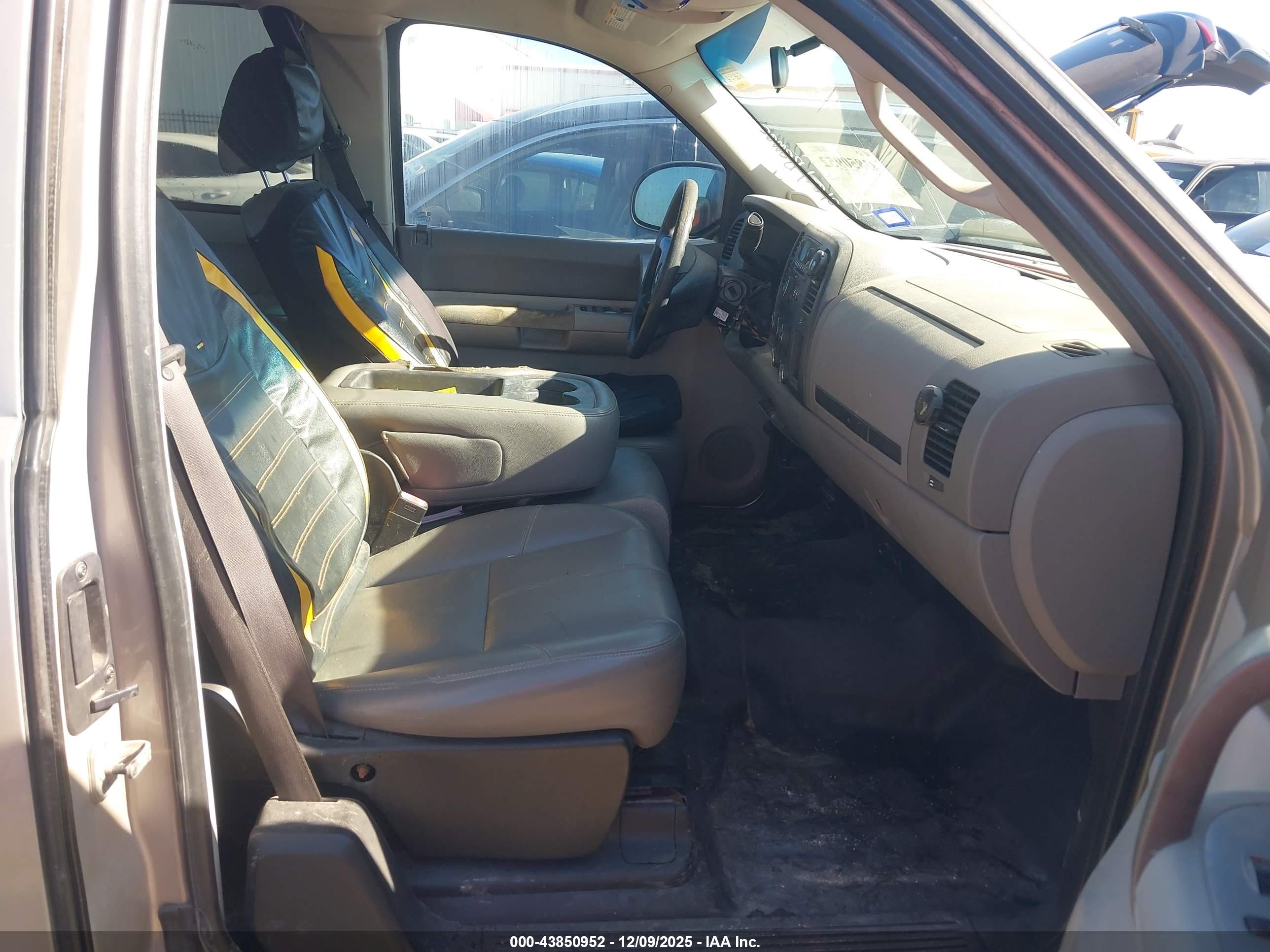 CHEVROLET SILVERADO image 5