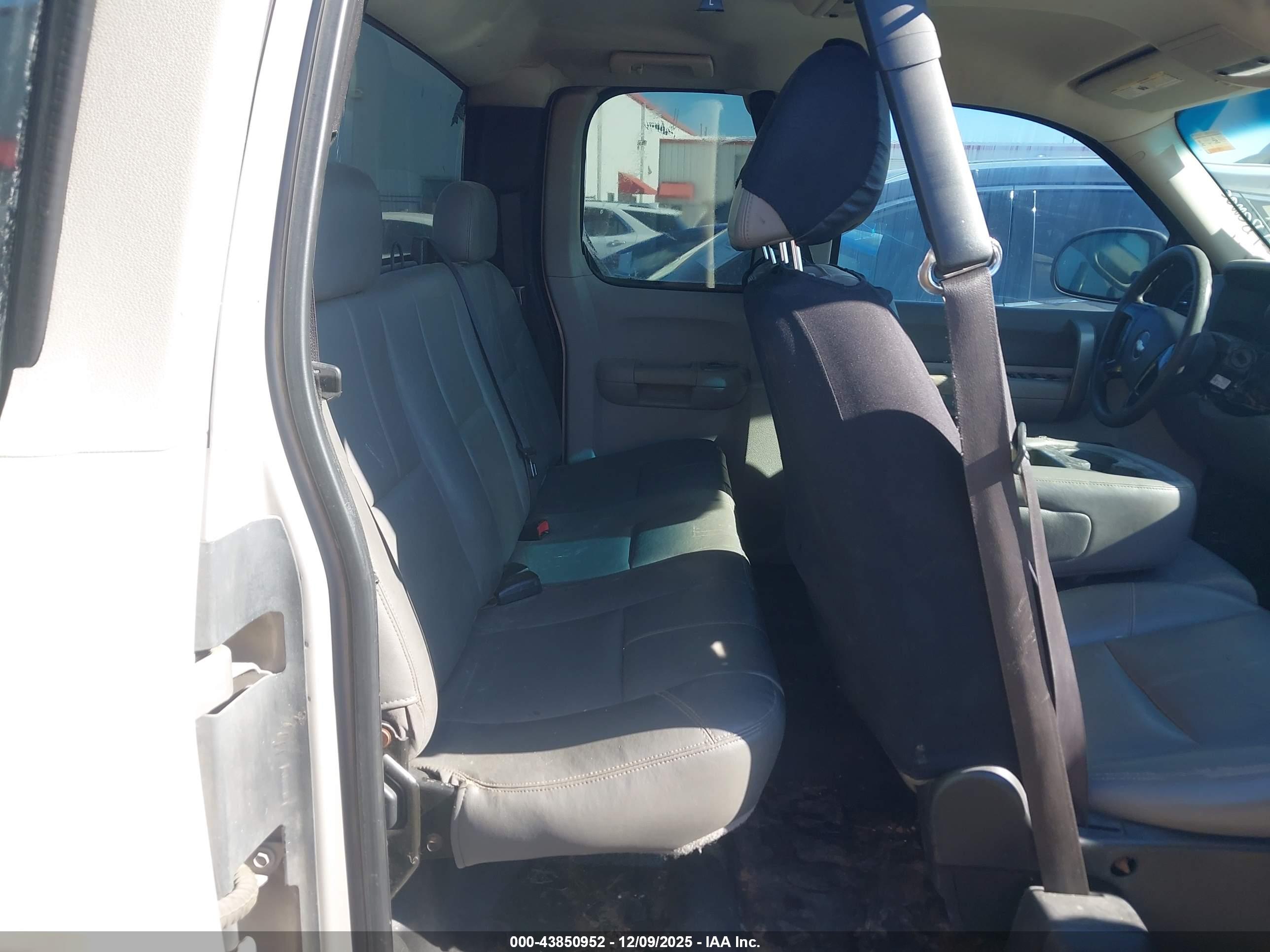 CHEVROLET SILVERADO image 8