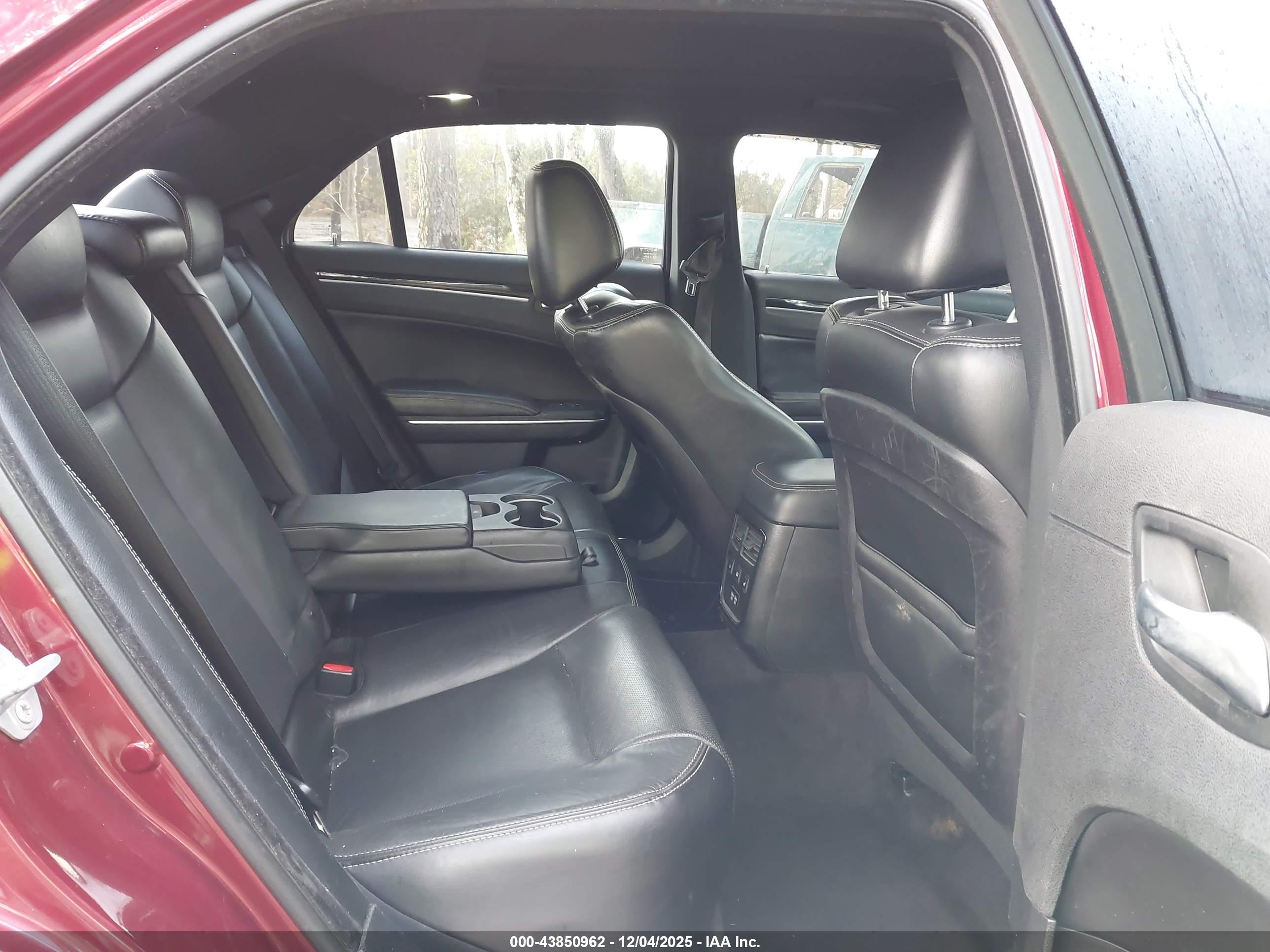 CHRYSLER 300 image 8