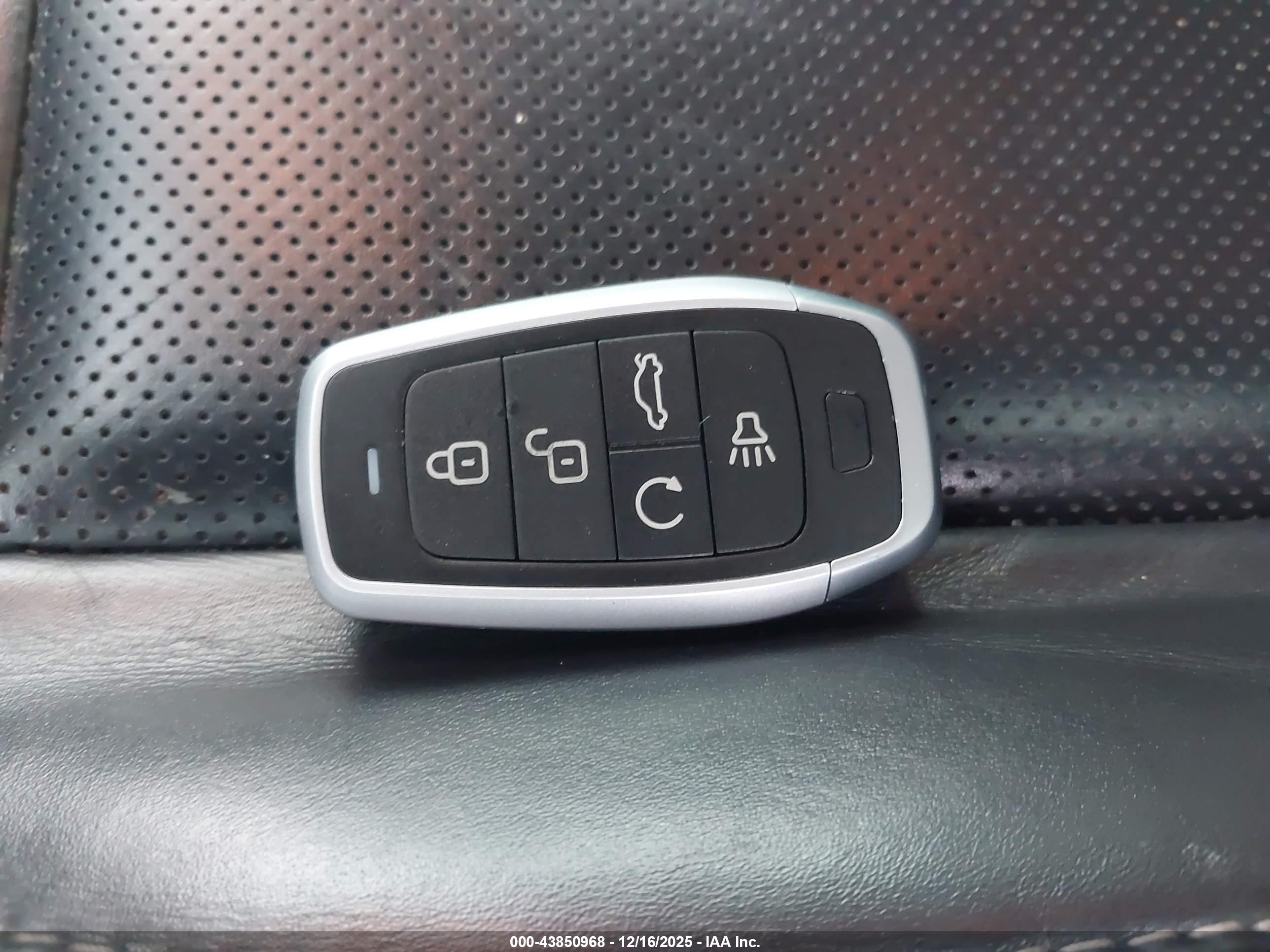 CHRYSLER 200 image 11