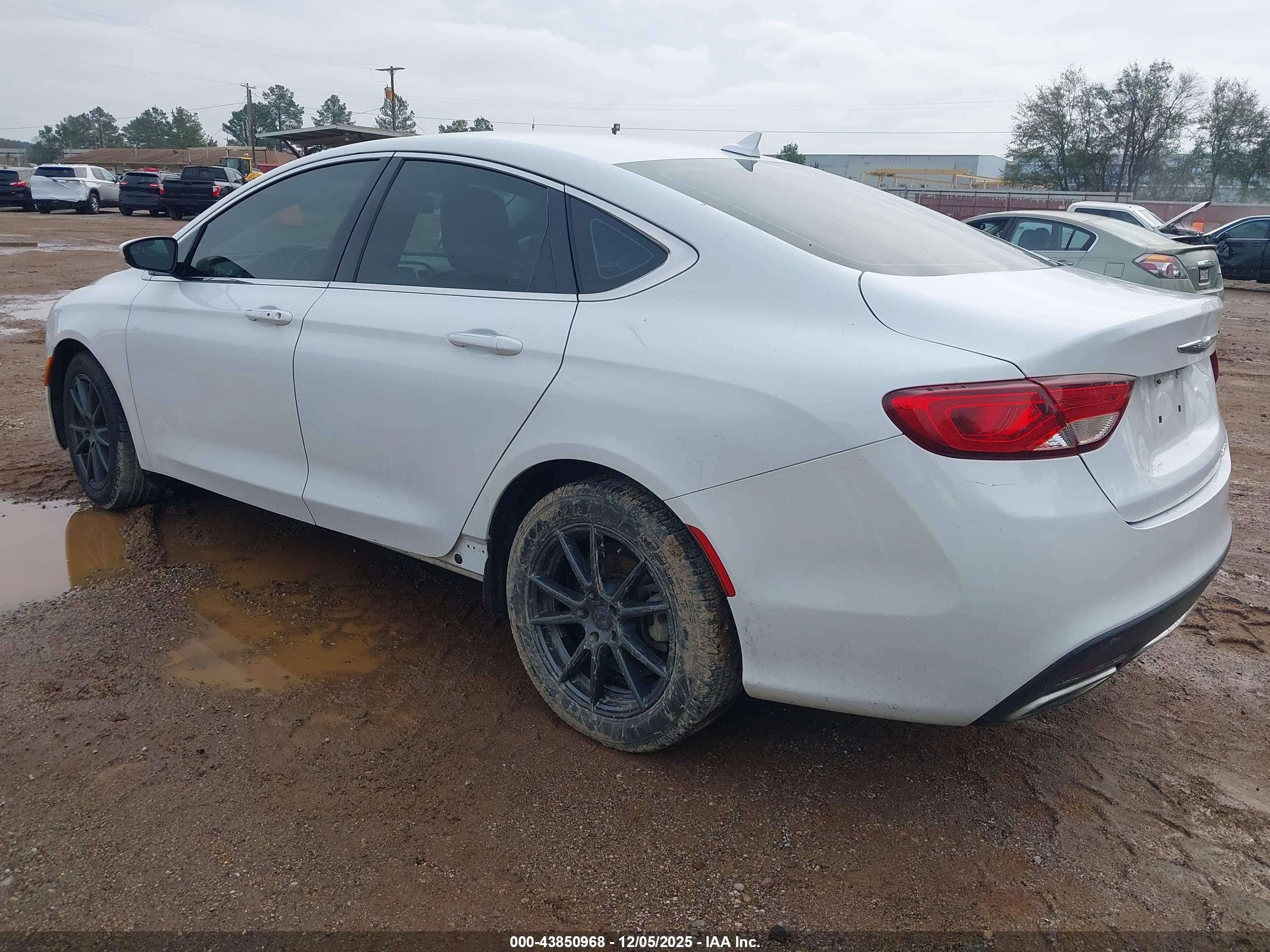 CHRYSLER 200 image 3