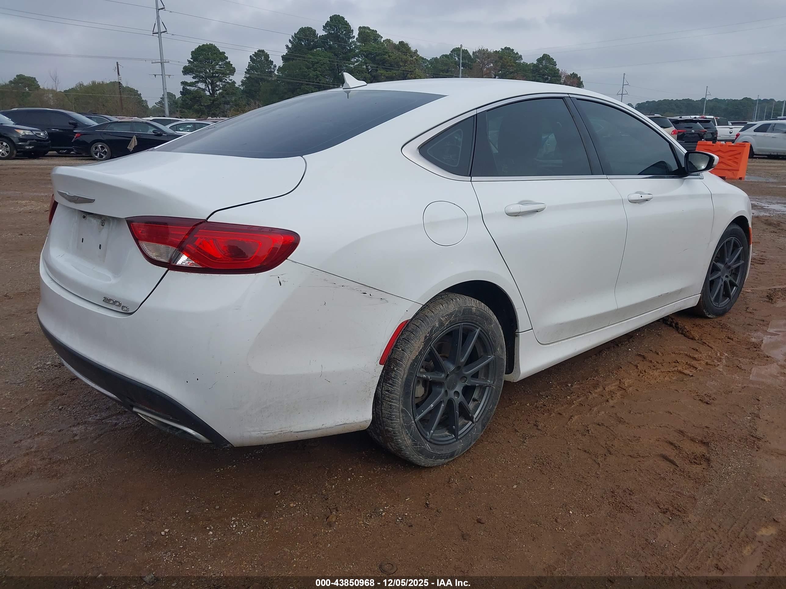 CHRYSLER 200 image 4