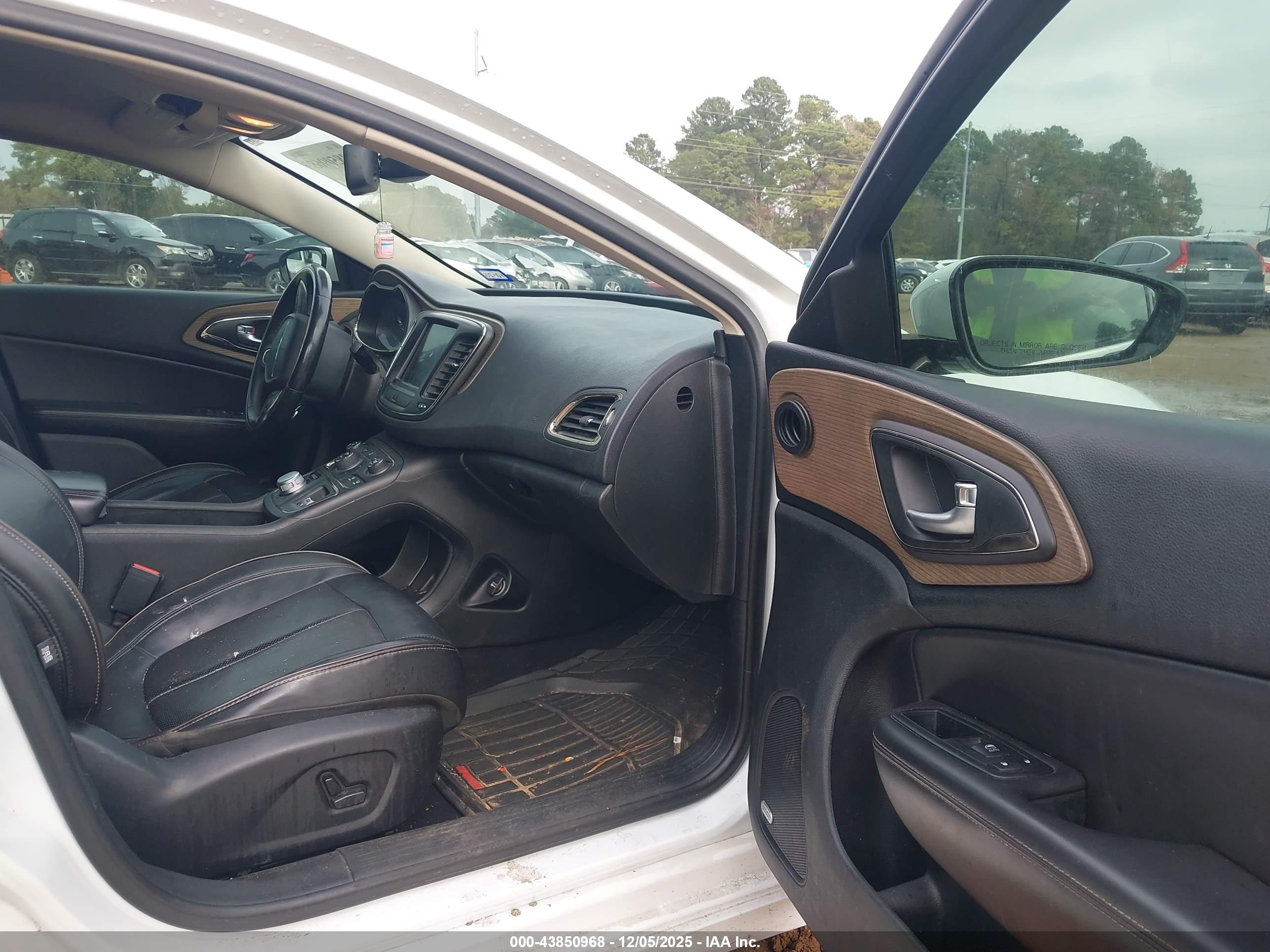 CHRYSLER 200 image 5