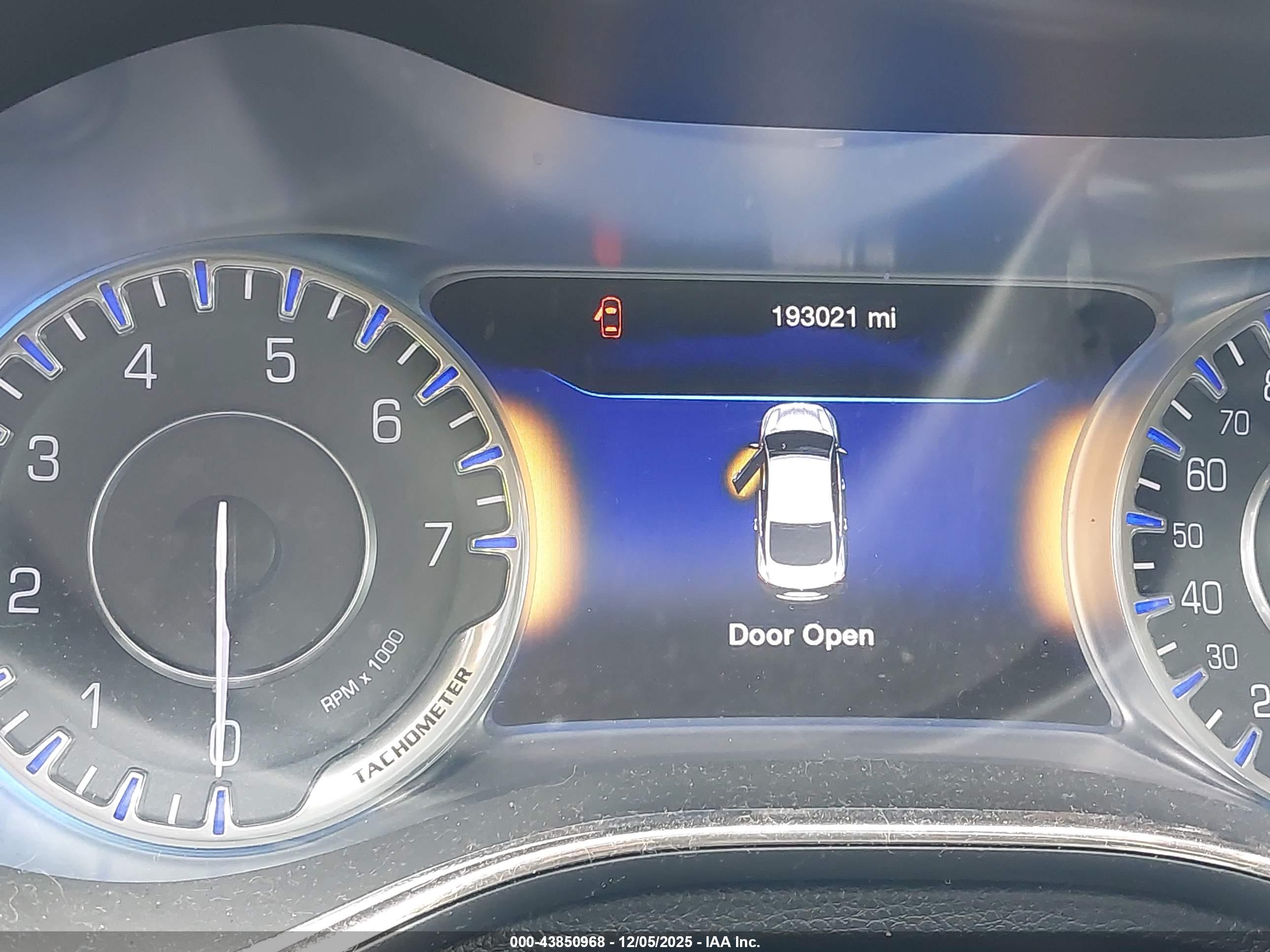 CHRYSLER 200 image 7