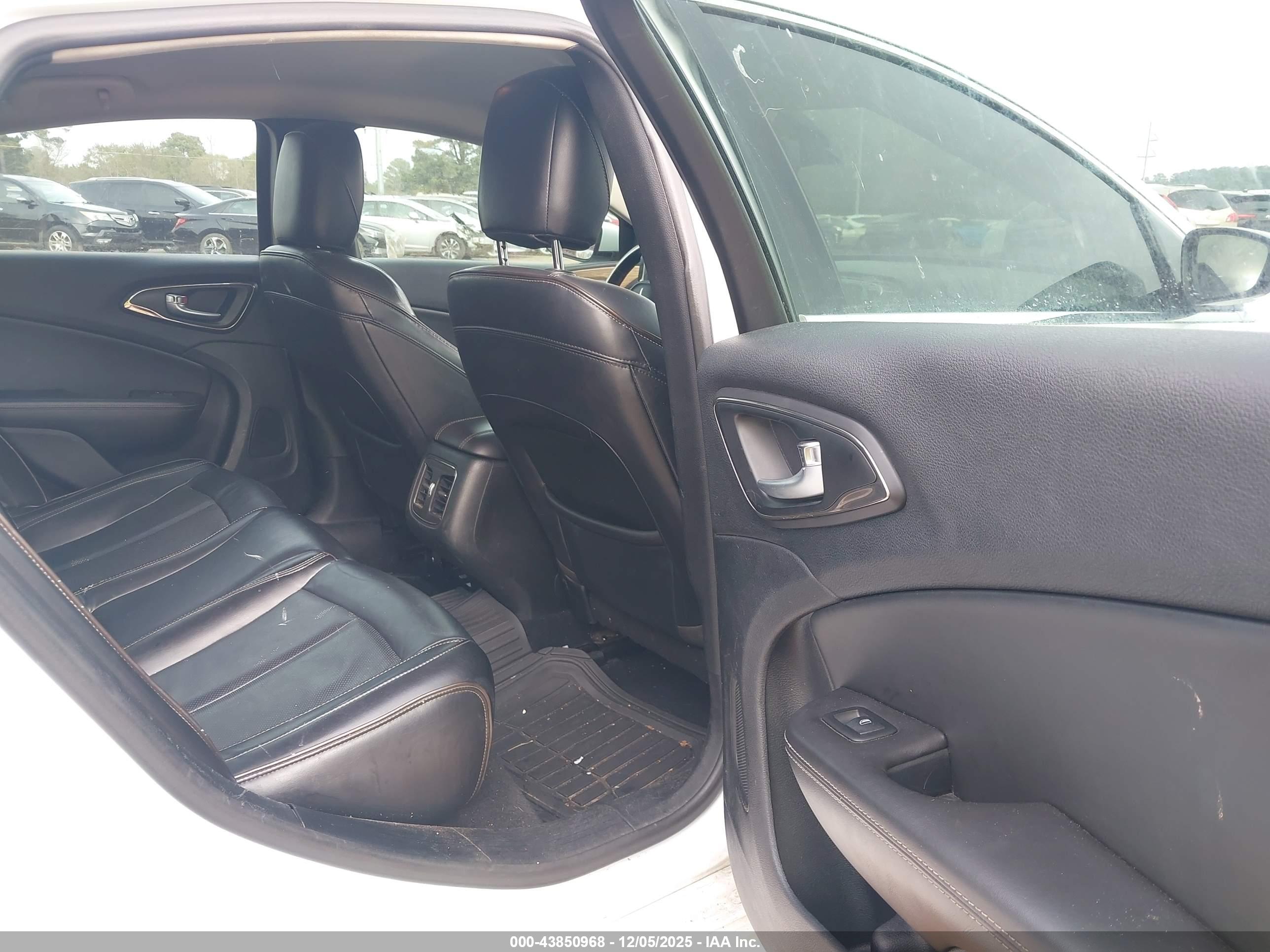 CHRYSLER 200 image 8