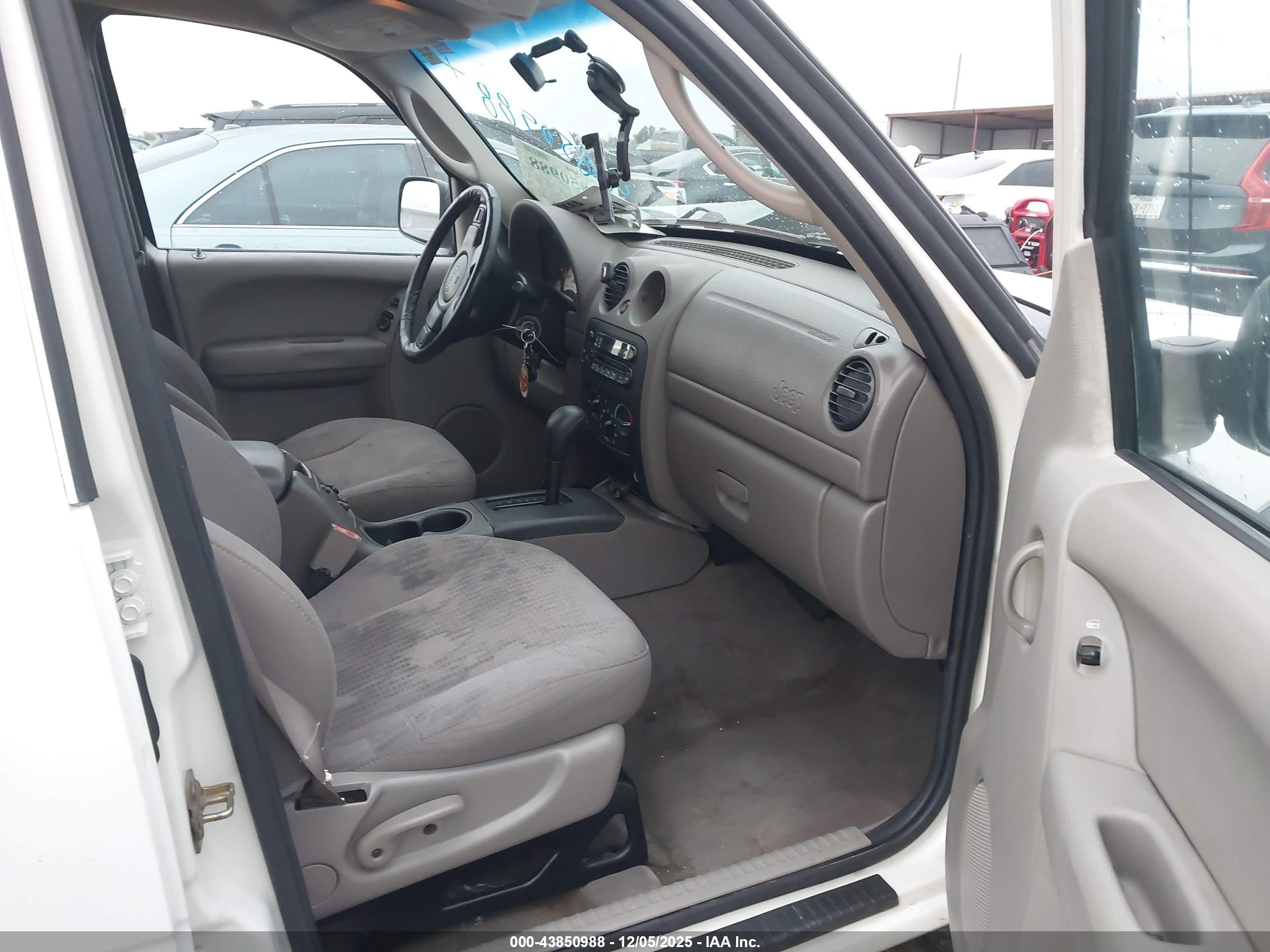 JEEP LIBERTY image 5