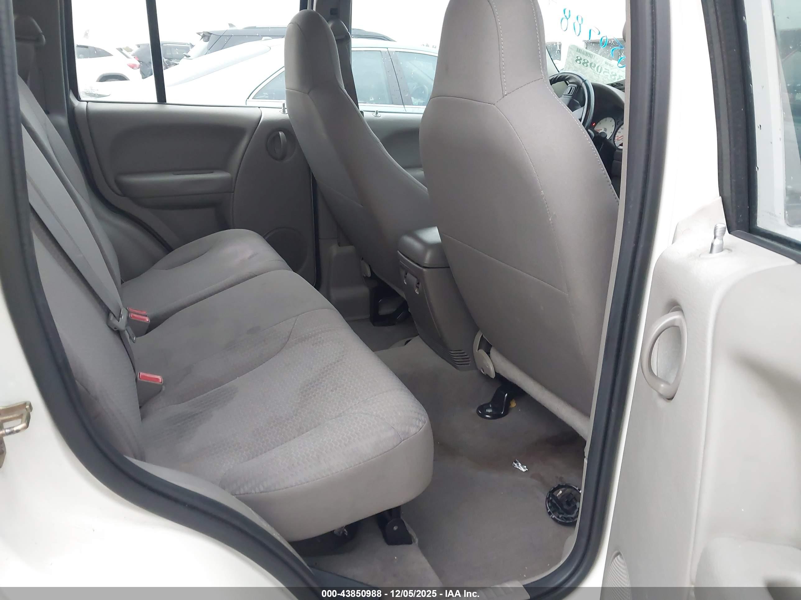 JEEP LIBERTY image 8
