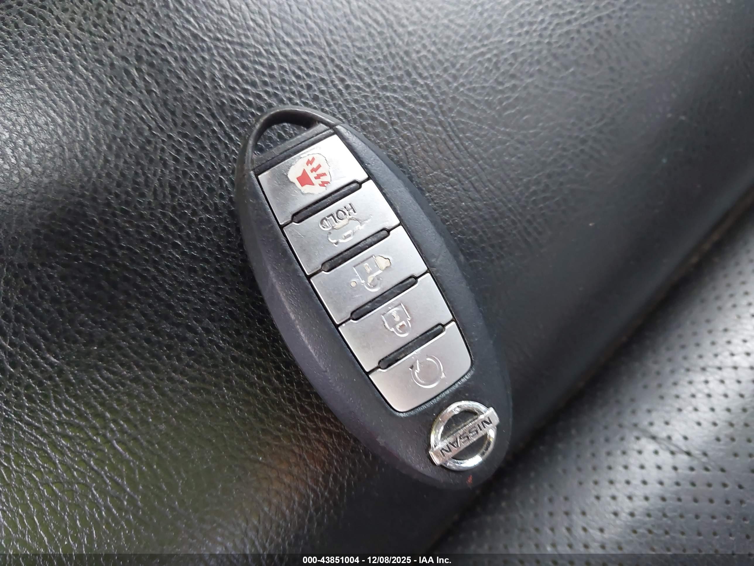 NISSAN MAXIMA image 11