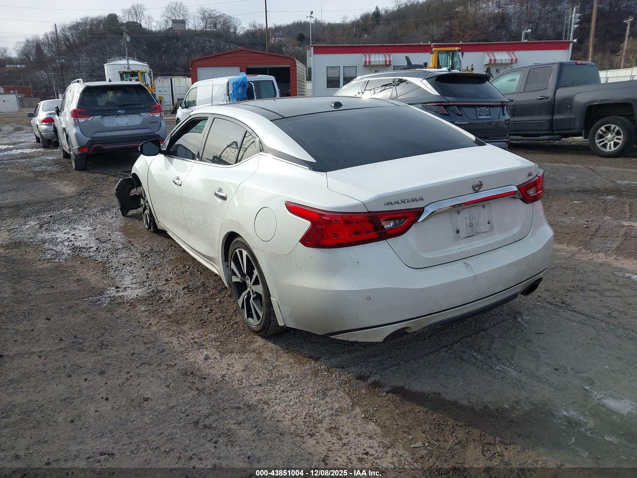 NISSAN MAXIMA image 3