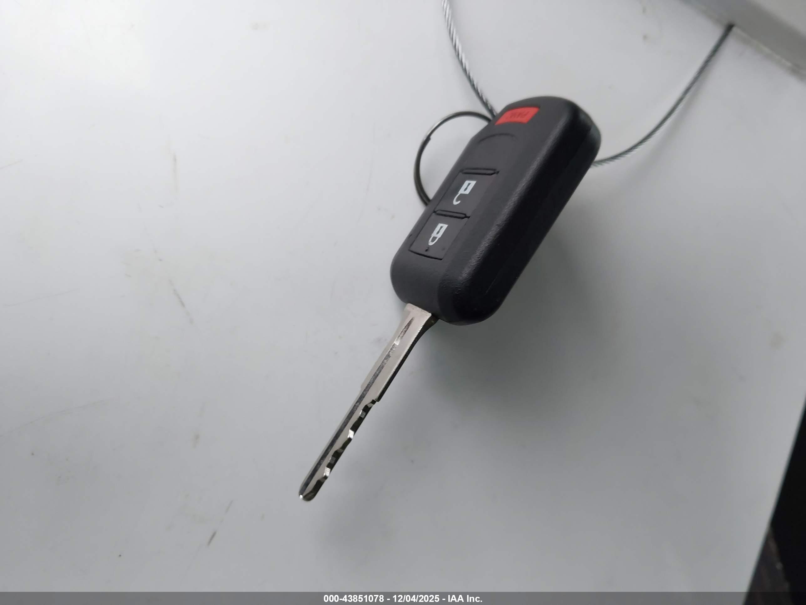 MITSUBISHI OUTLANDER image 11