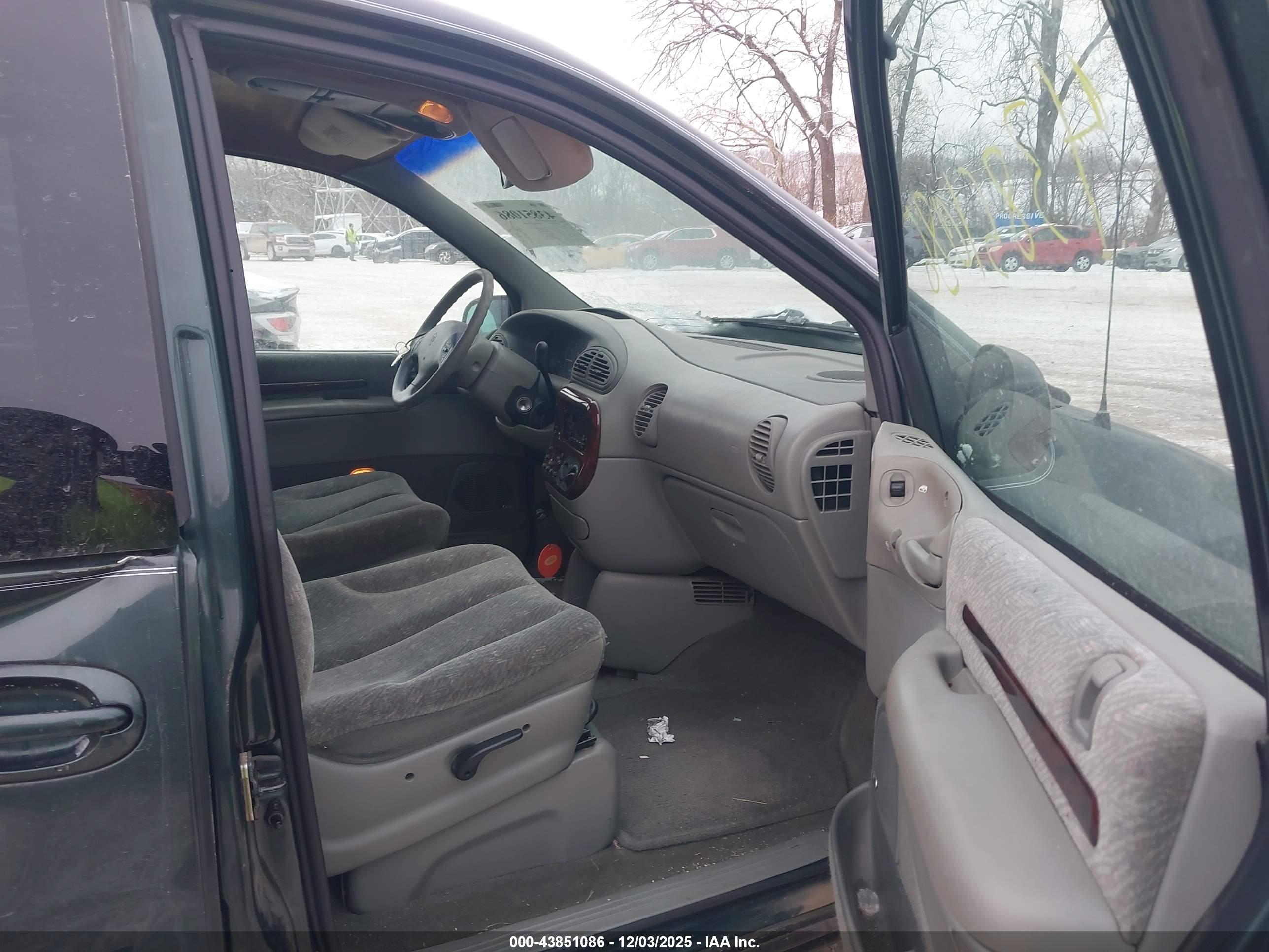 CHRYSLER TOWN image 5