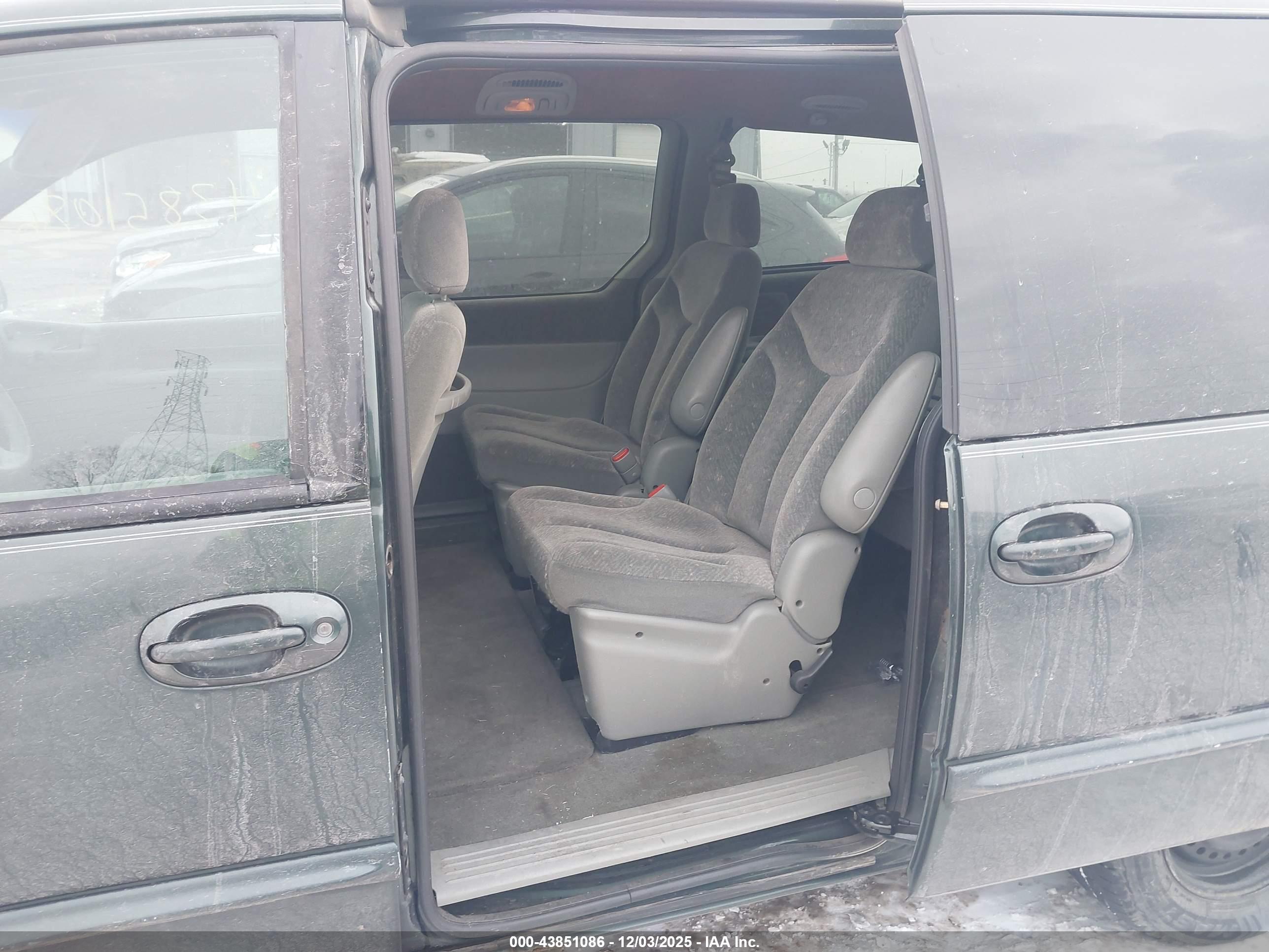 CHRYSLER TOWN image 8