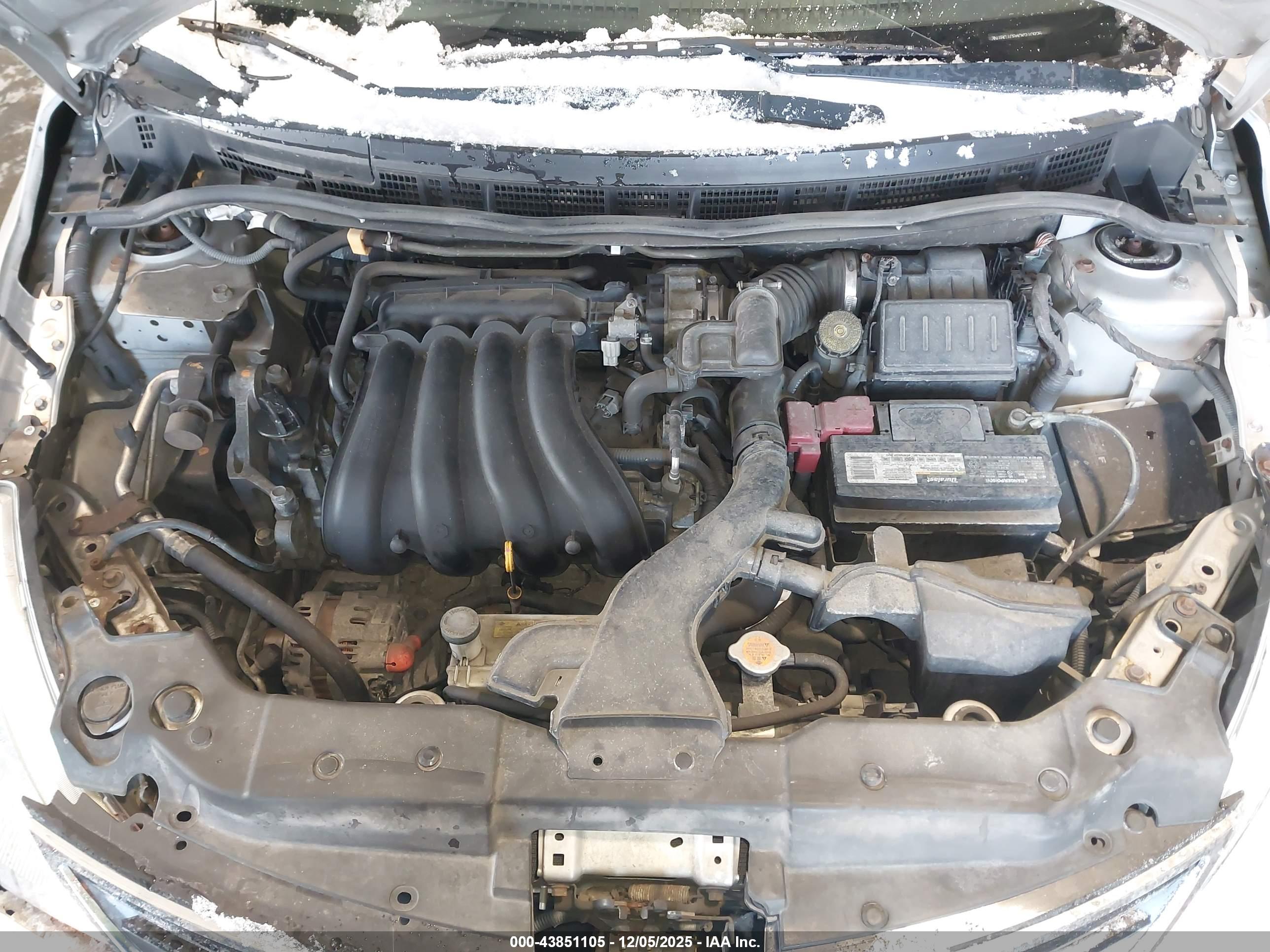 NISSAN VERSA image 10