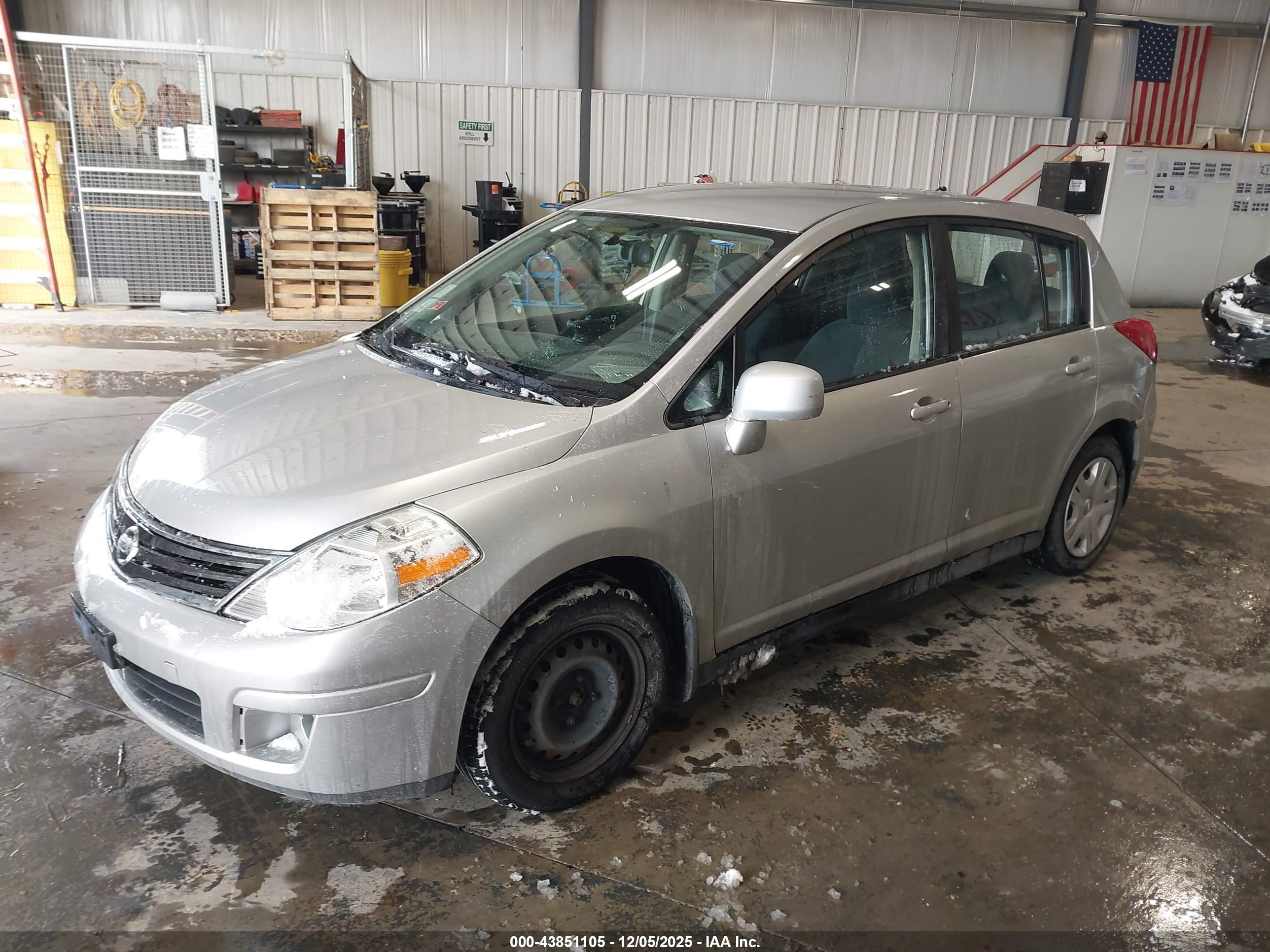 NISSAN VERSA image 2