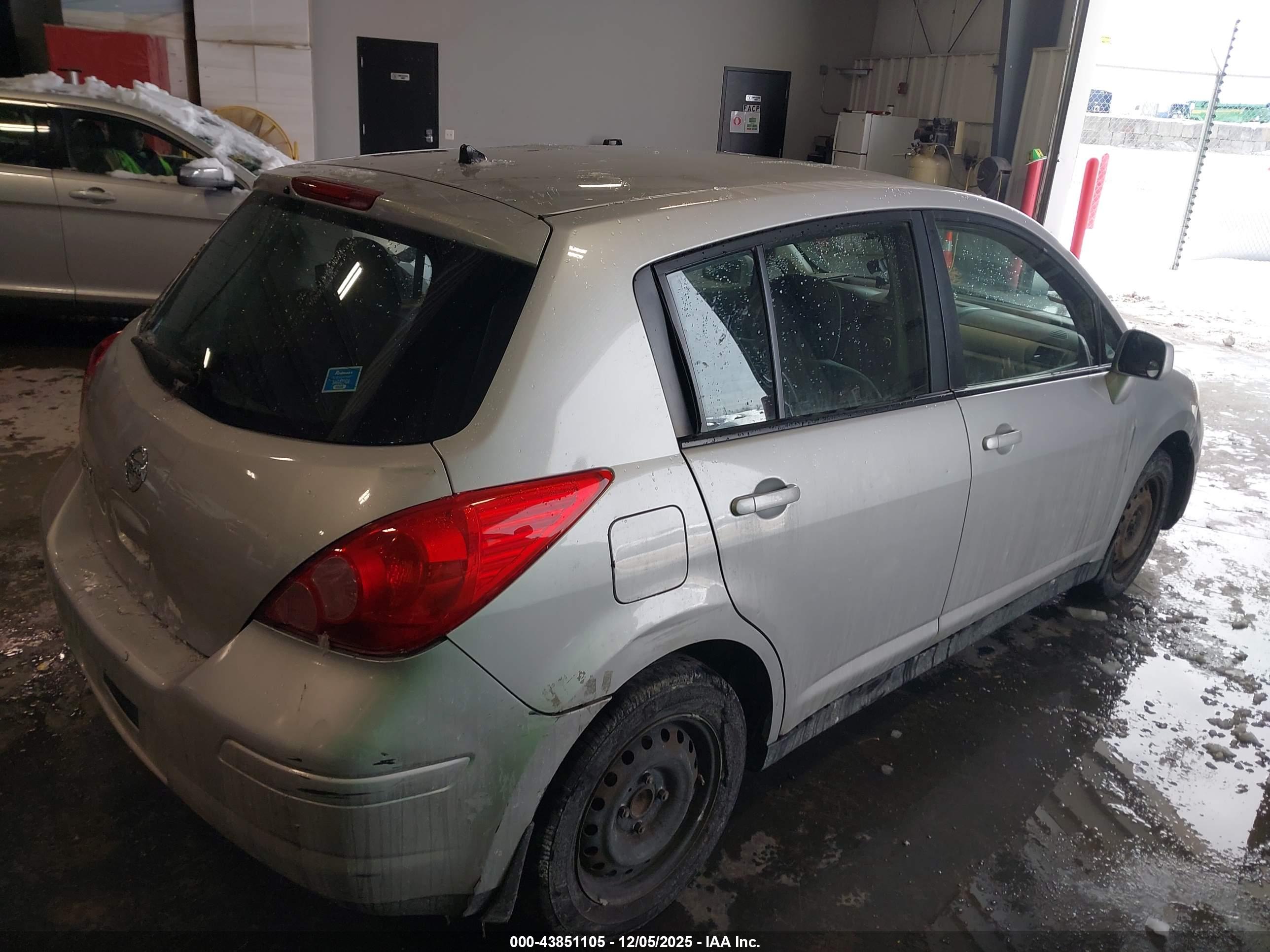 NISSAN VERSA image 4