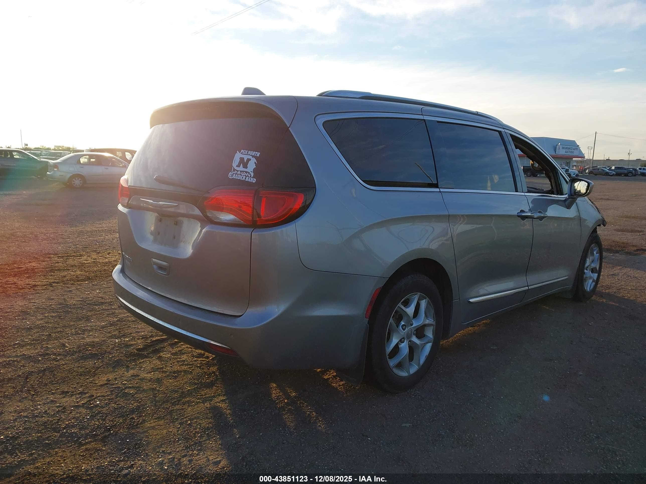 CHRYSLER PACIFICA image 4
