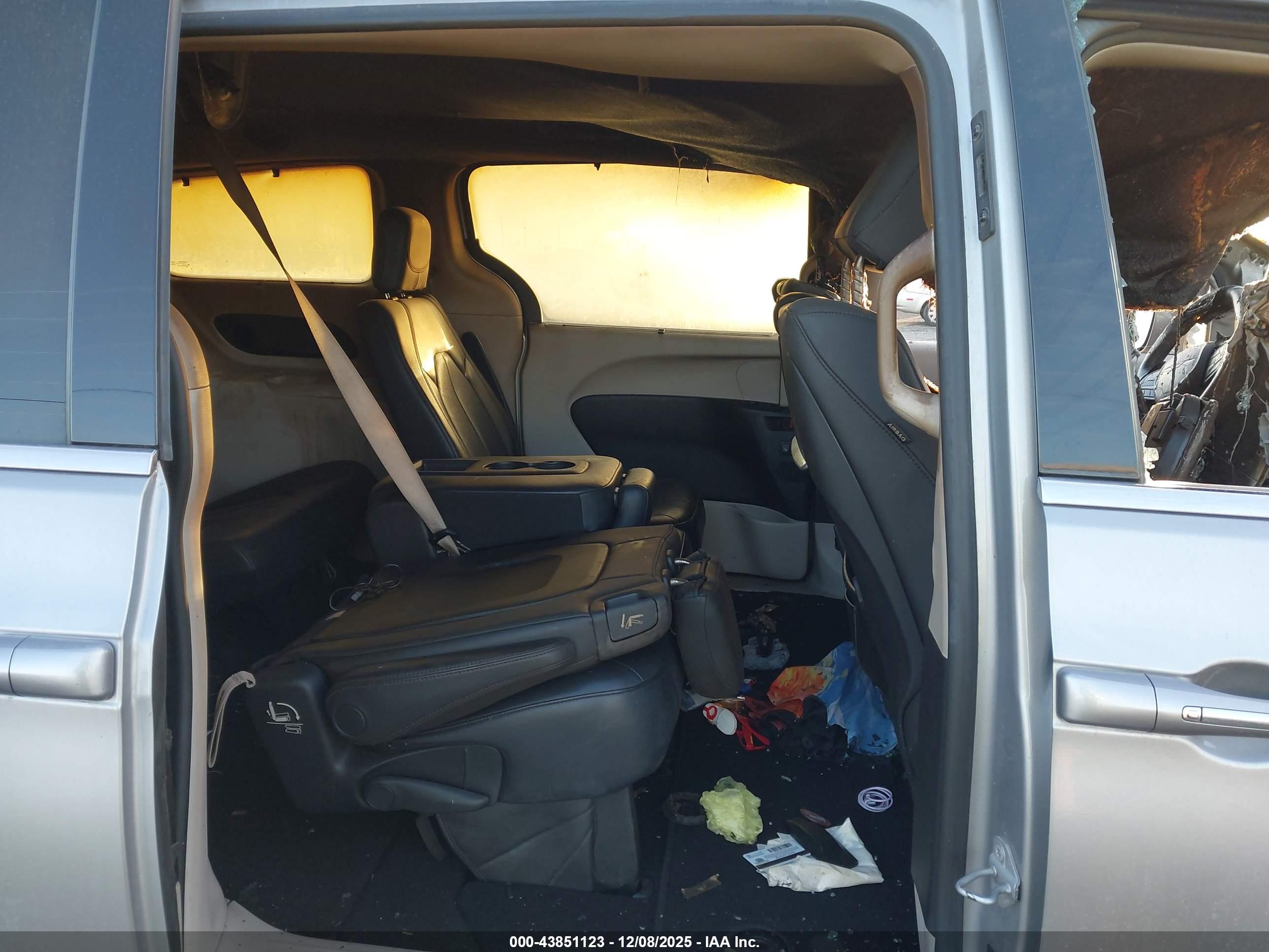 CHRYSLER PACIFICA image 8