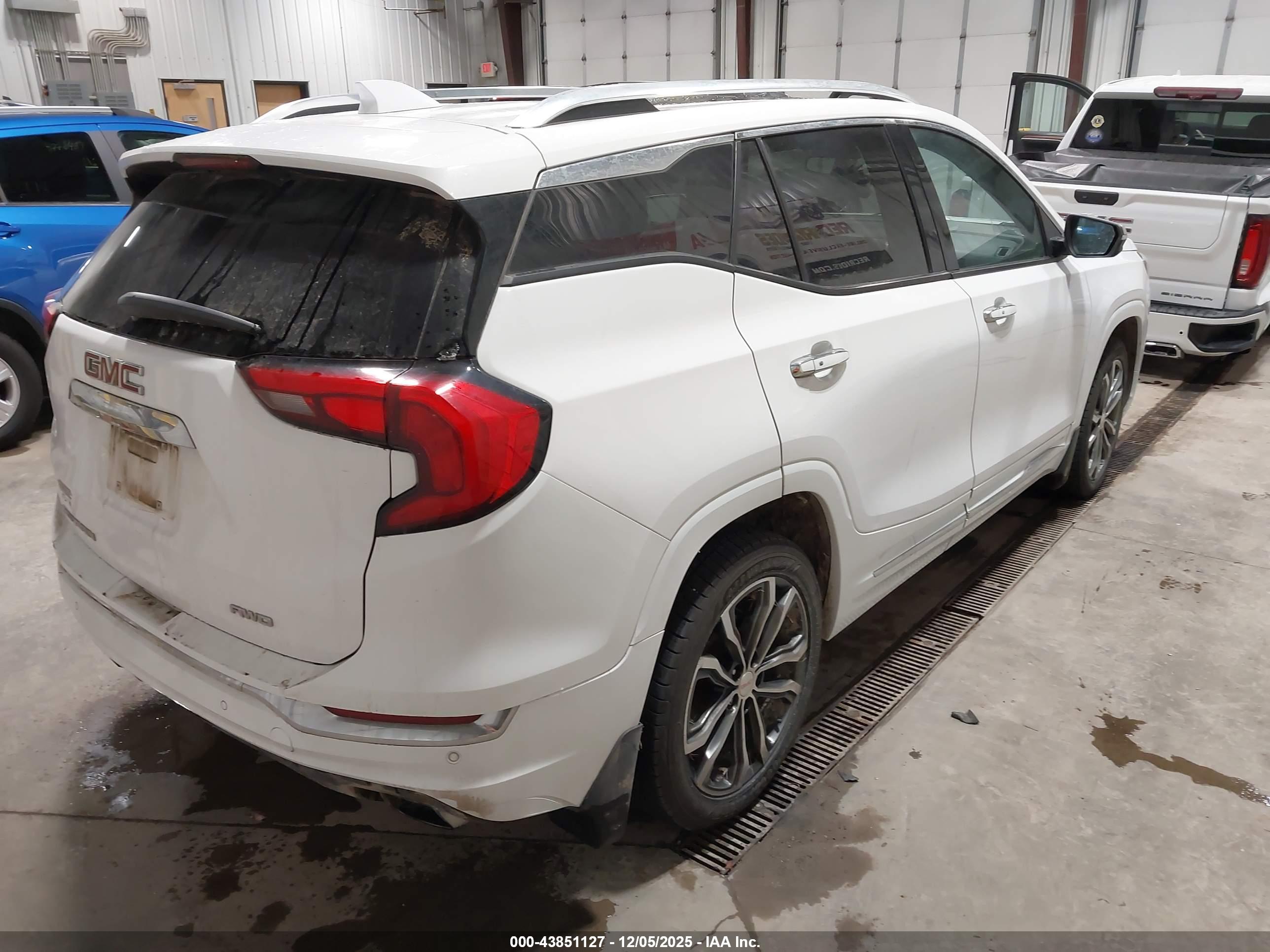 GMC TERRAIN image 4