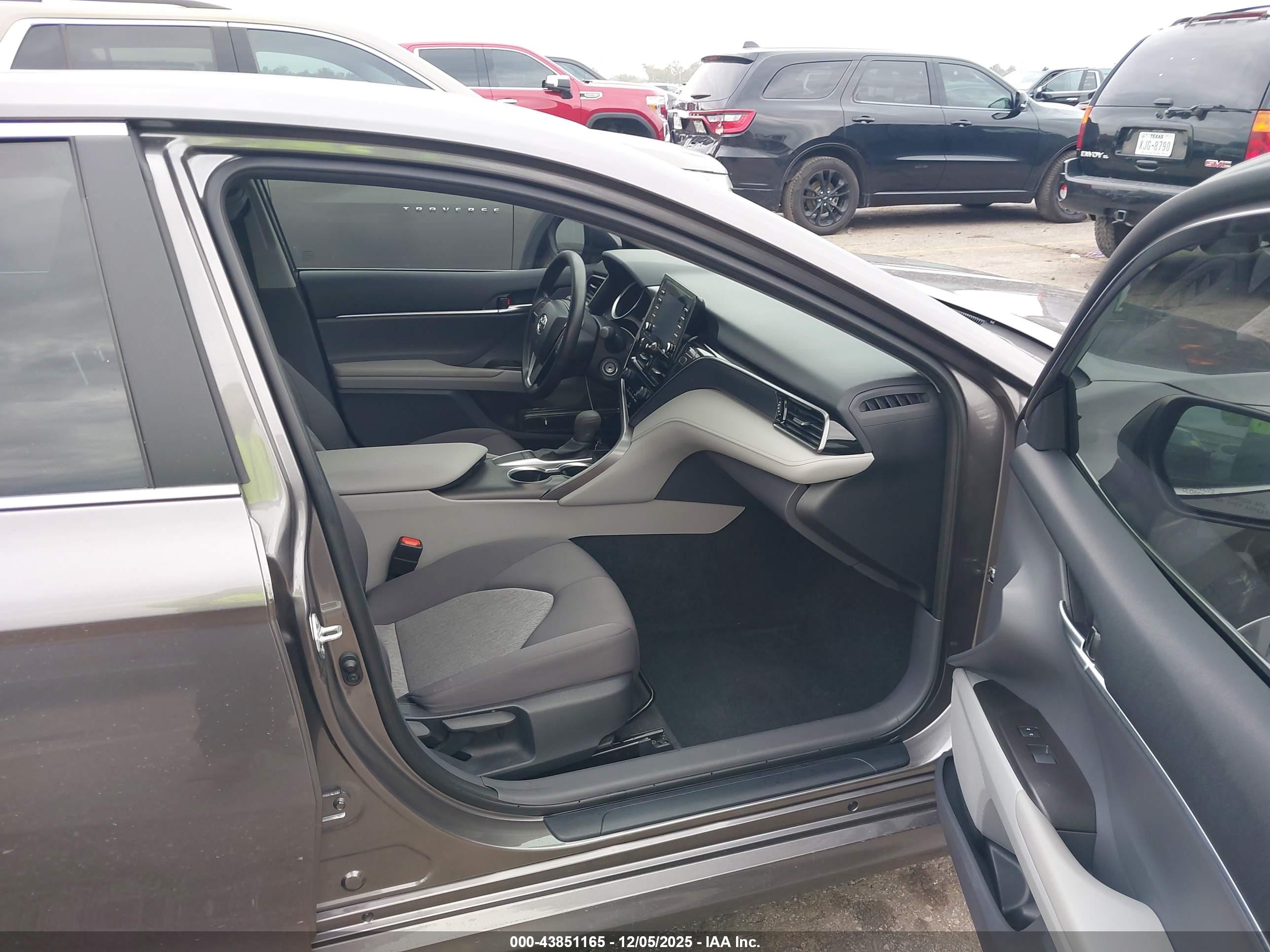 TOYOTA CAMRY image 5