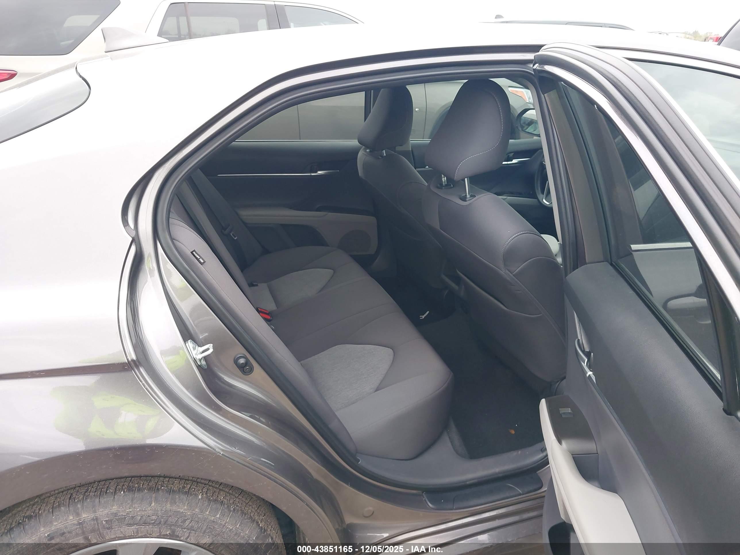 TOYOTA CAMRY image 8