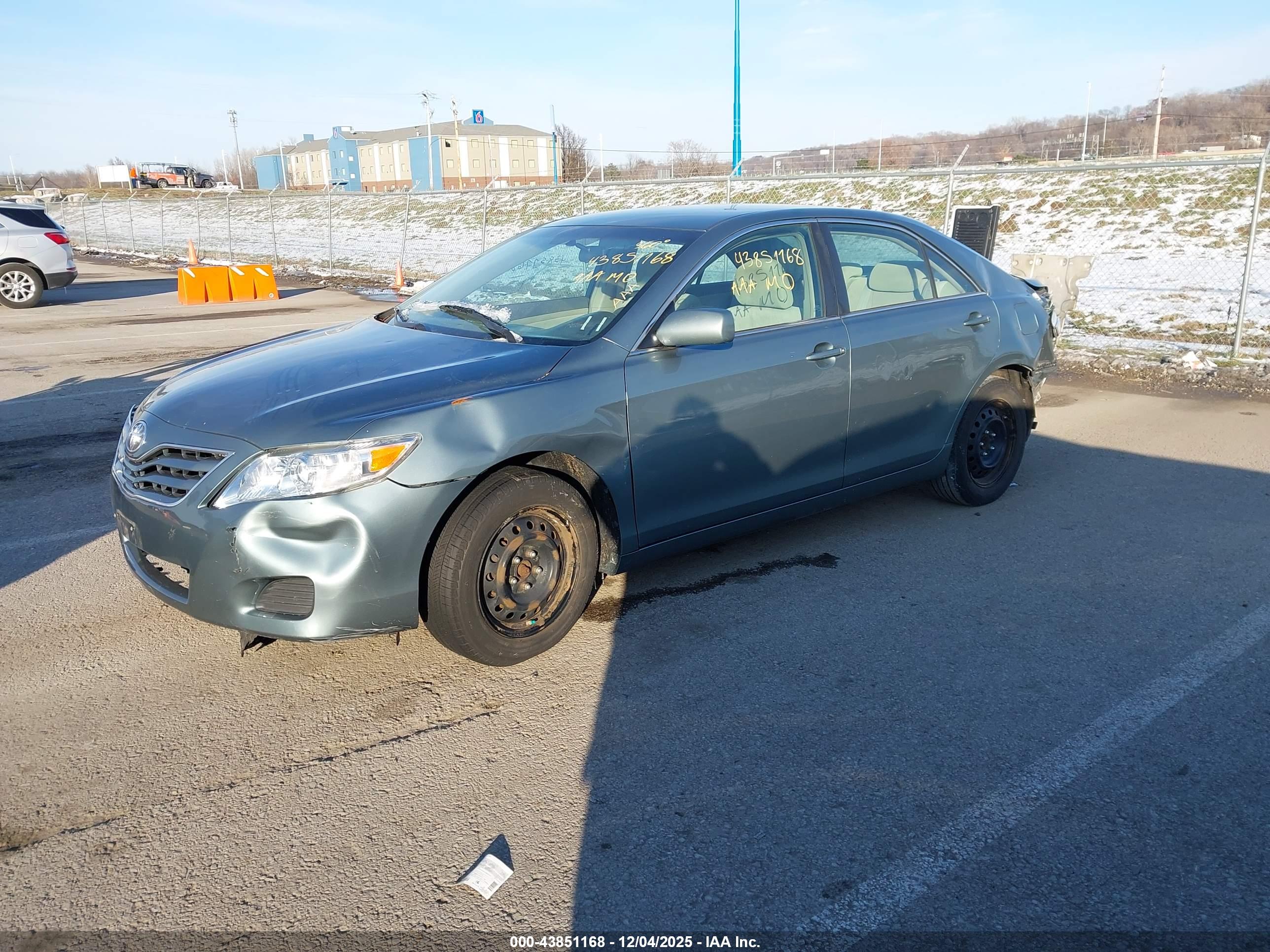 TOYOTA CAMRY image 2