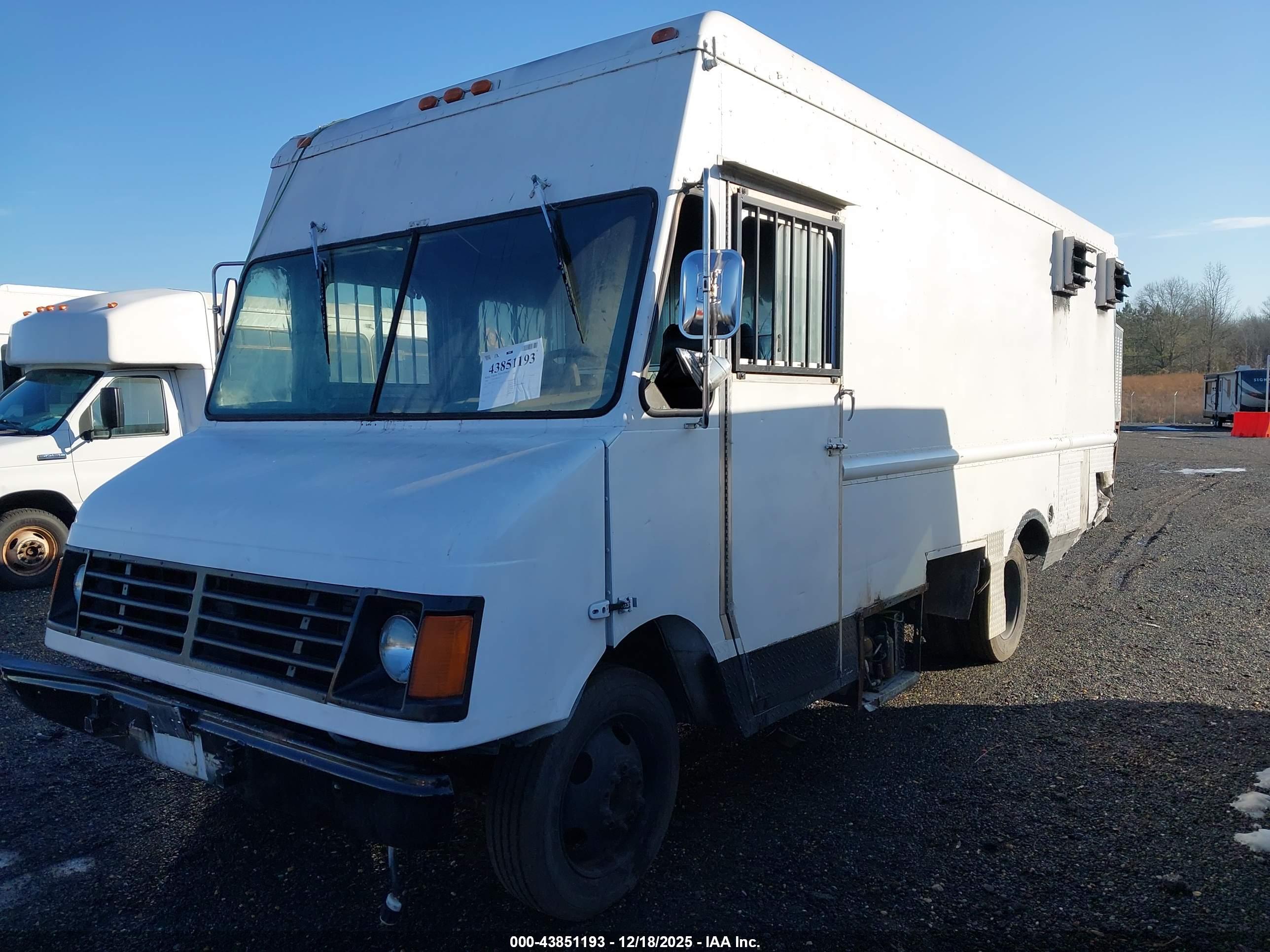 CHEVROLET P30 image 2