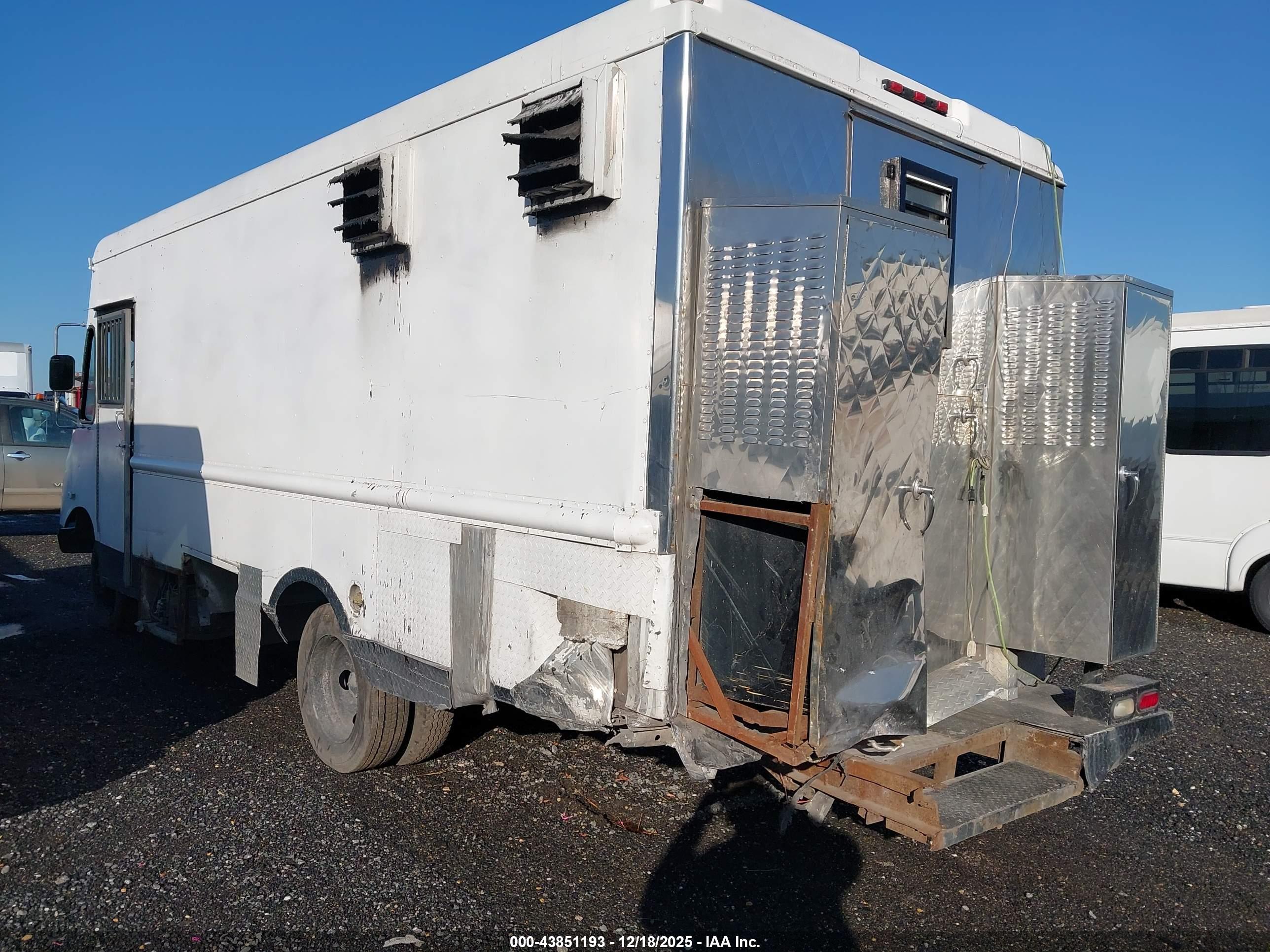 CHEVROLET P30 image 3