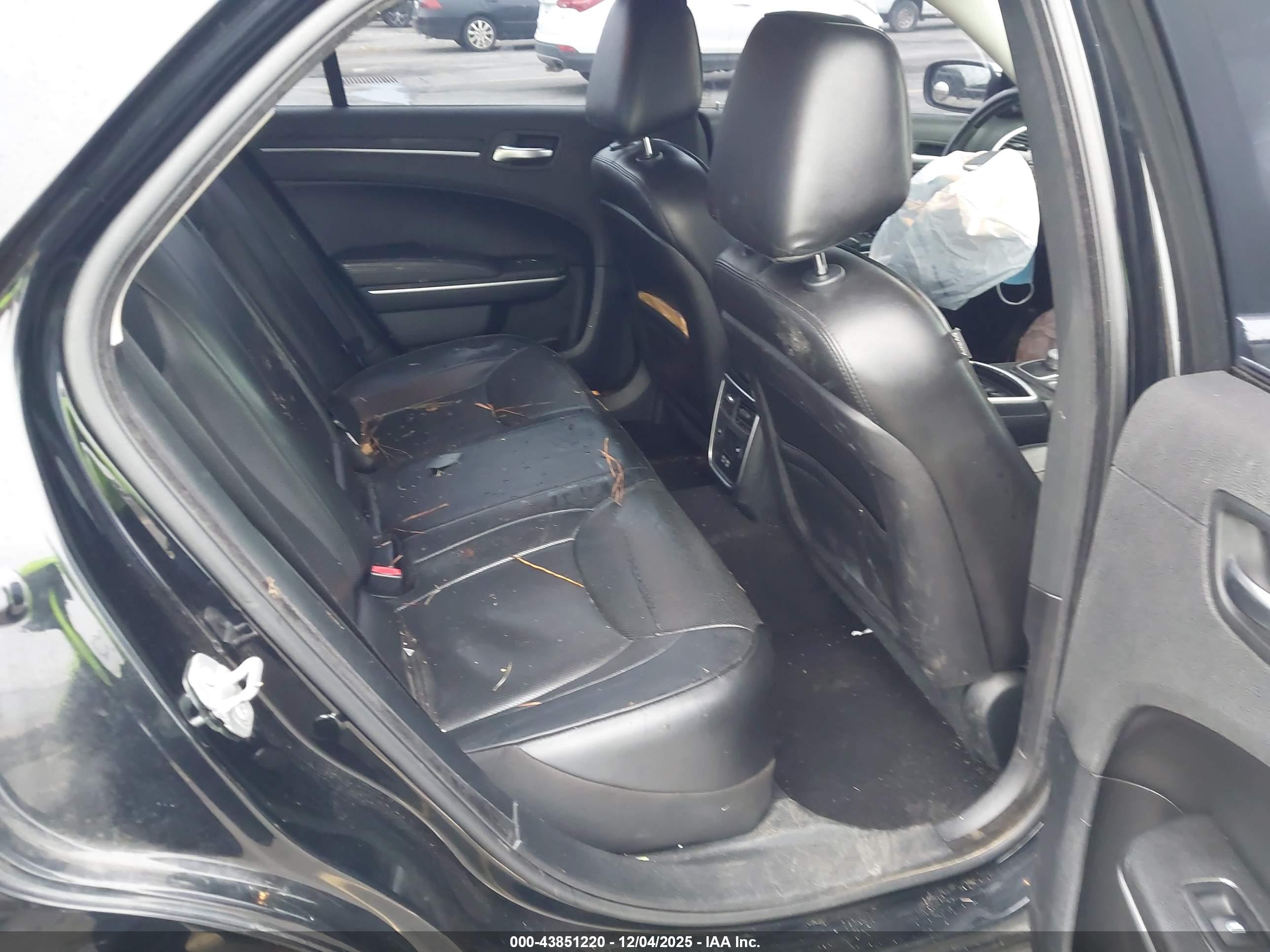 CHRYSLER 300 image 8