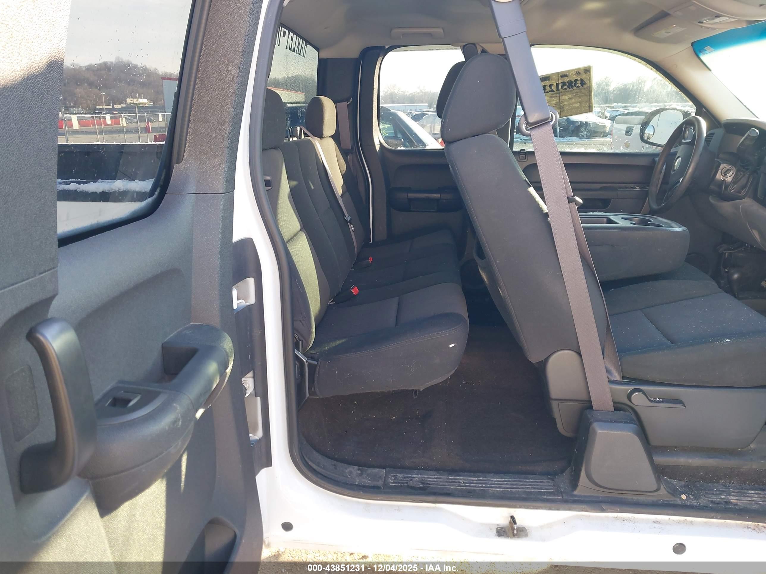 CHEVROLET SILVERADO image 8