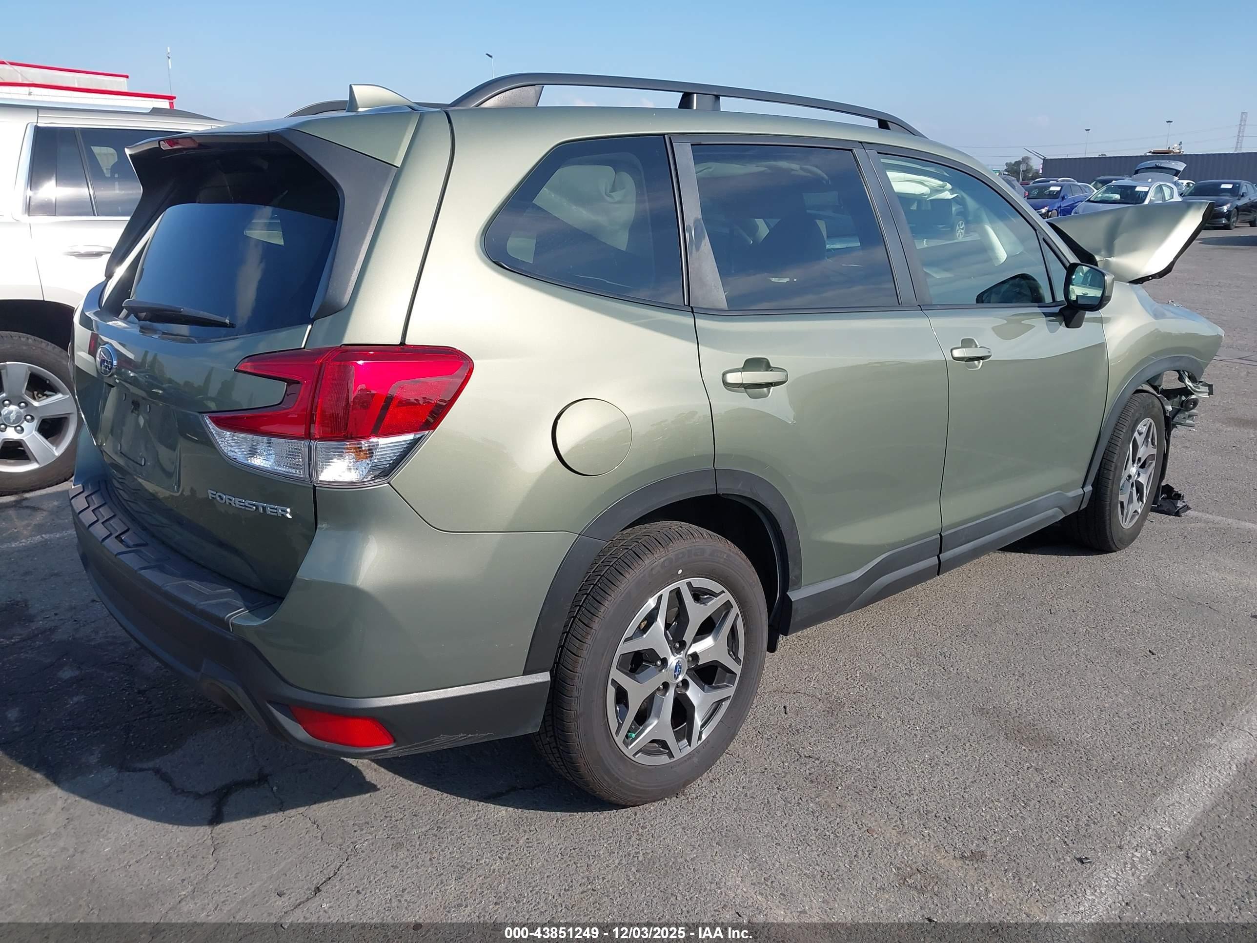 SUBARU FORESTER image 4
